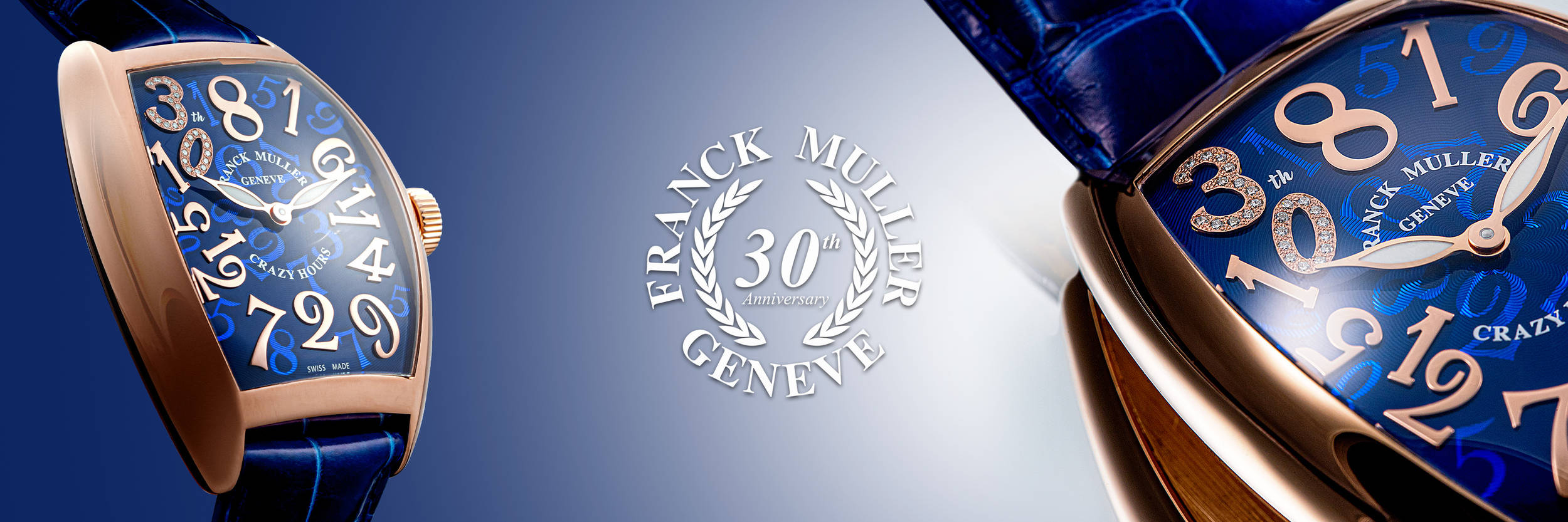 藍色 桌布 壁紙 — 兩款奢華Franck Muller手錶，藍色錶盤配金色錶殼，展示在漸變藍色背景上。