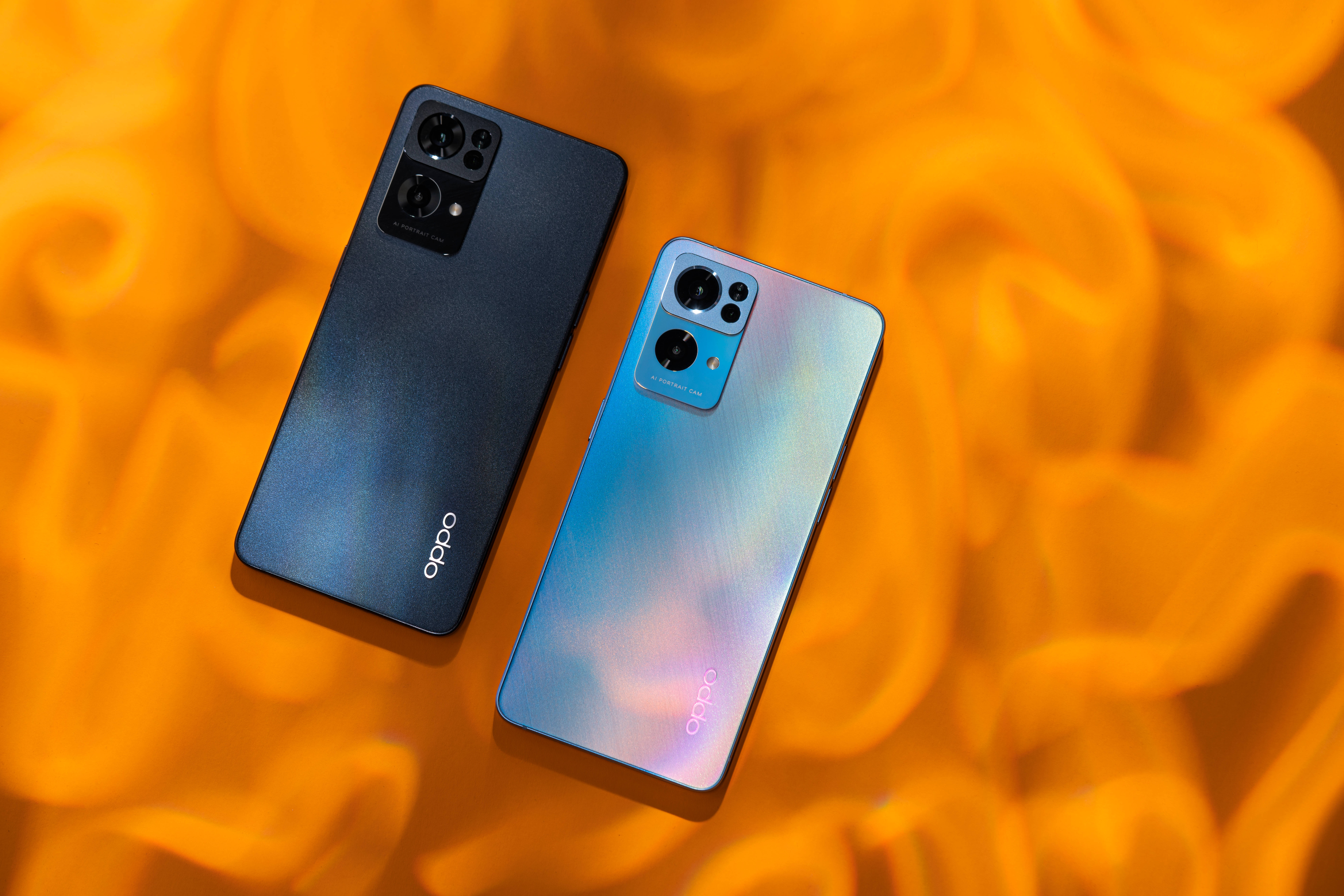 oppo 桌布 壁紙 — 兩款時尚的OPPO智慧型手機，帶有漸變背面，放置在充滿活力的橙色火焰狀背景上。