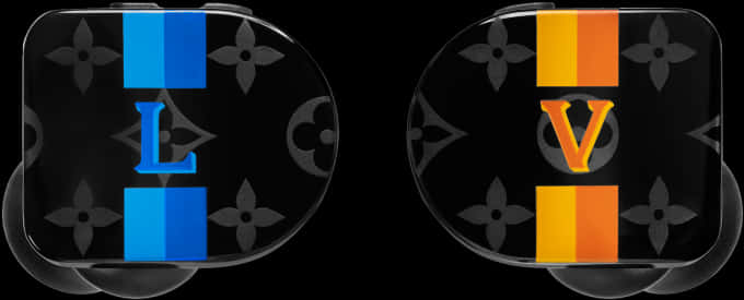 Louis Vuitton Logo 桌布 壁紙 — 兩款時尚黑色耳機，表面帶有字母組合圖案和醒目的藍色和橙色字樣。