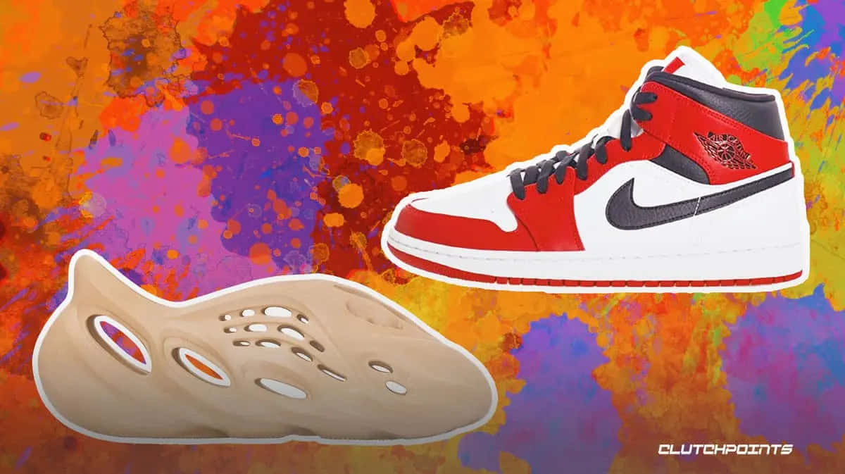 Air Jordan 1 桌布 壁紙 — 兩款標誌性運動鞋，紅白色的Jordan 1和米色的Yeezy Boost，漂浮在充滿活力的抽象顏料飛濺背景上。