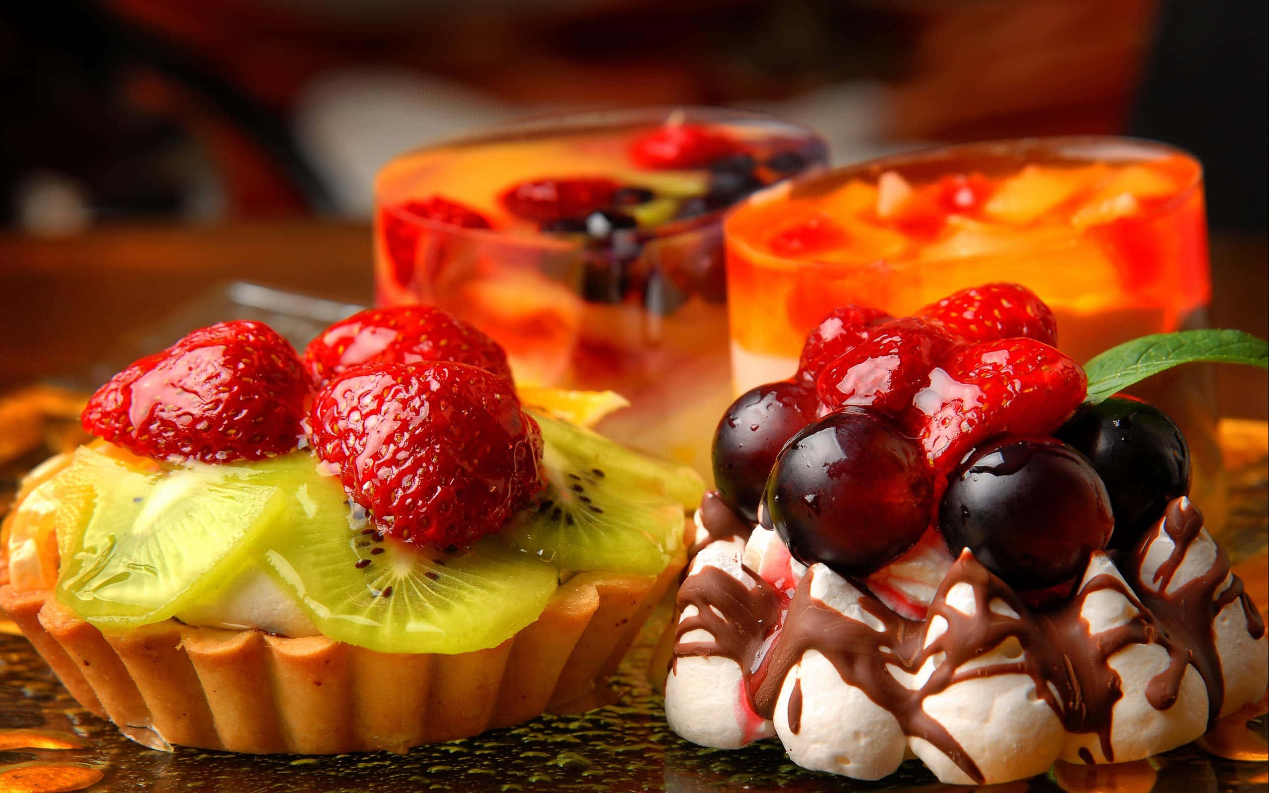 Desserts 桌布 壁紙 — 兩款頹廢水果塔，配以草莓、奇異果和巧克力蛋白霜，飾以新鮮莓果。