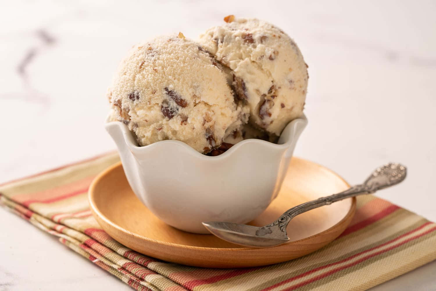 Ice Cream 桌布 壁紙 — 兩球奶油曲奇餅乾麵團冰淇淋放在白色扇貝邊碗中，置於條紋餐巾上，配以華麗的勺子。
