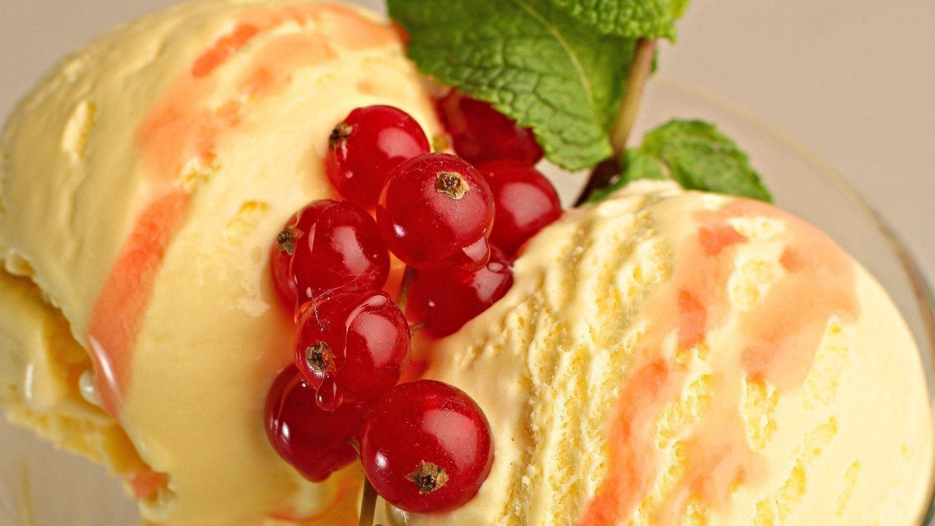 Ice Cream 桌布 壁紙 — 兩球奶油黃色冰淇淋，淋上粉紅色醬汁，並以新鮮紅醋栗和薄荷葉裝飾。