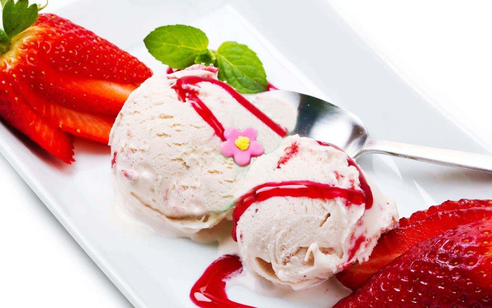 Ice Cream 桌布 壁紙 — 兩球草莓冰淇淋，淋上醬汁，並以新鮮草莓和薄荷裝飾，放在白色盤子上。