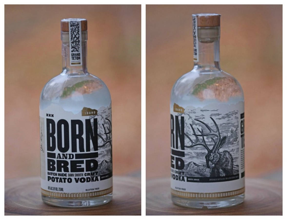 bottle 桌布 壁紙 — 兩瓶 Born and Bred 馬鈴薯伏特加並排展示在木質表面上，背景溫暖模糊。