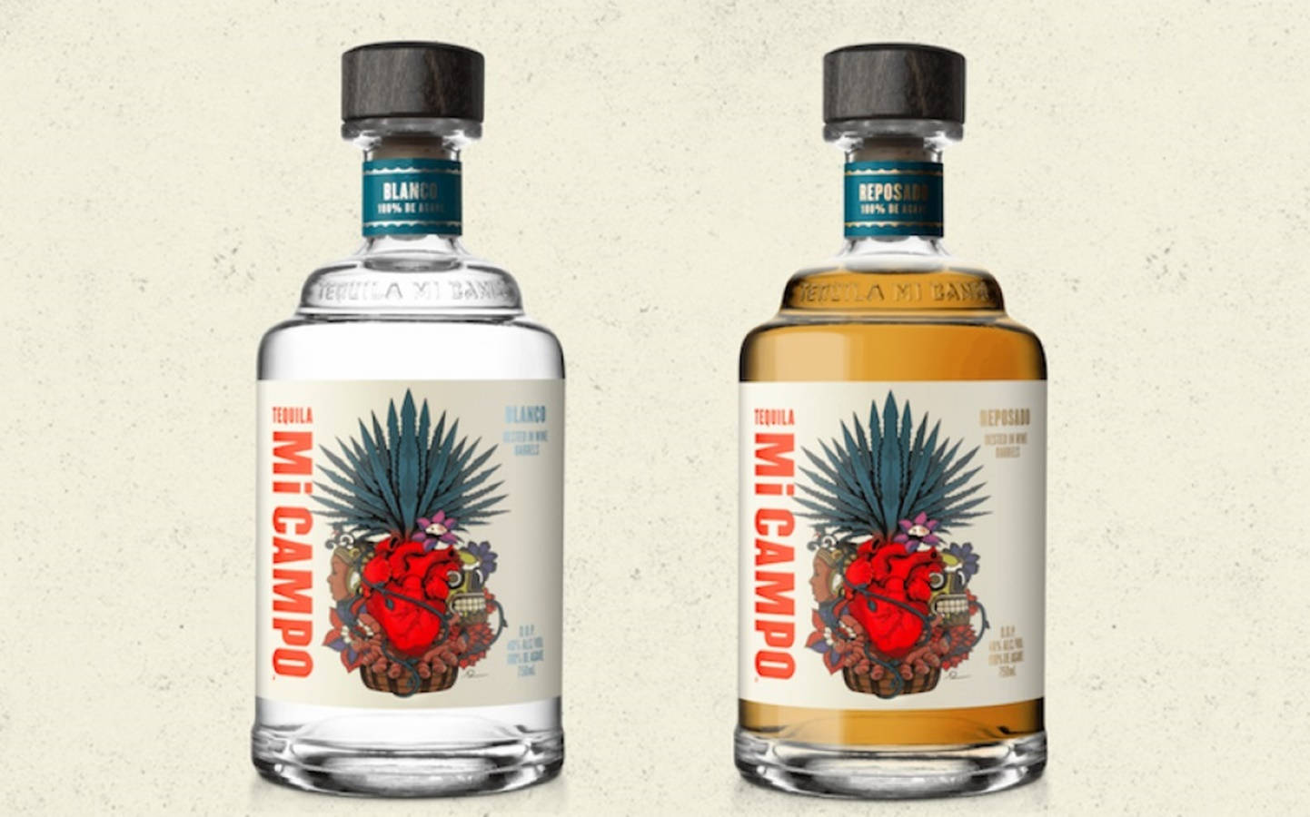 bottle 桌布 壁紙 — 兩瓶 Mi Campo 龍舌蘭酒，一瓶 blanco 和一瓶 reposado，並排立在帶紋理的米色背景上。