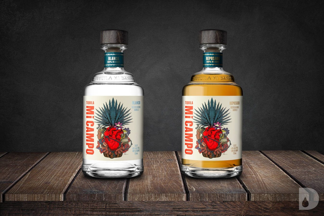 bottle 桌布 壁紙 — 兩瓶 Mi Campo 龍舌蘭酒，一瓶 blanco 一瓶 reposado，並排放在質樸的木桌上，背景是深色紋理牆壁。