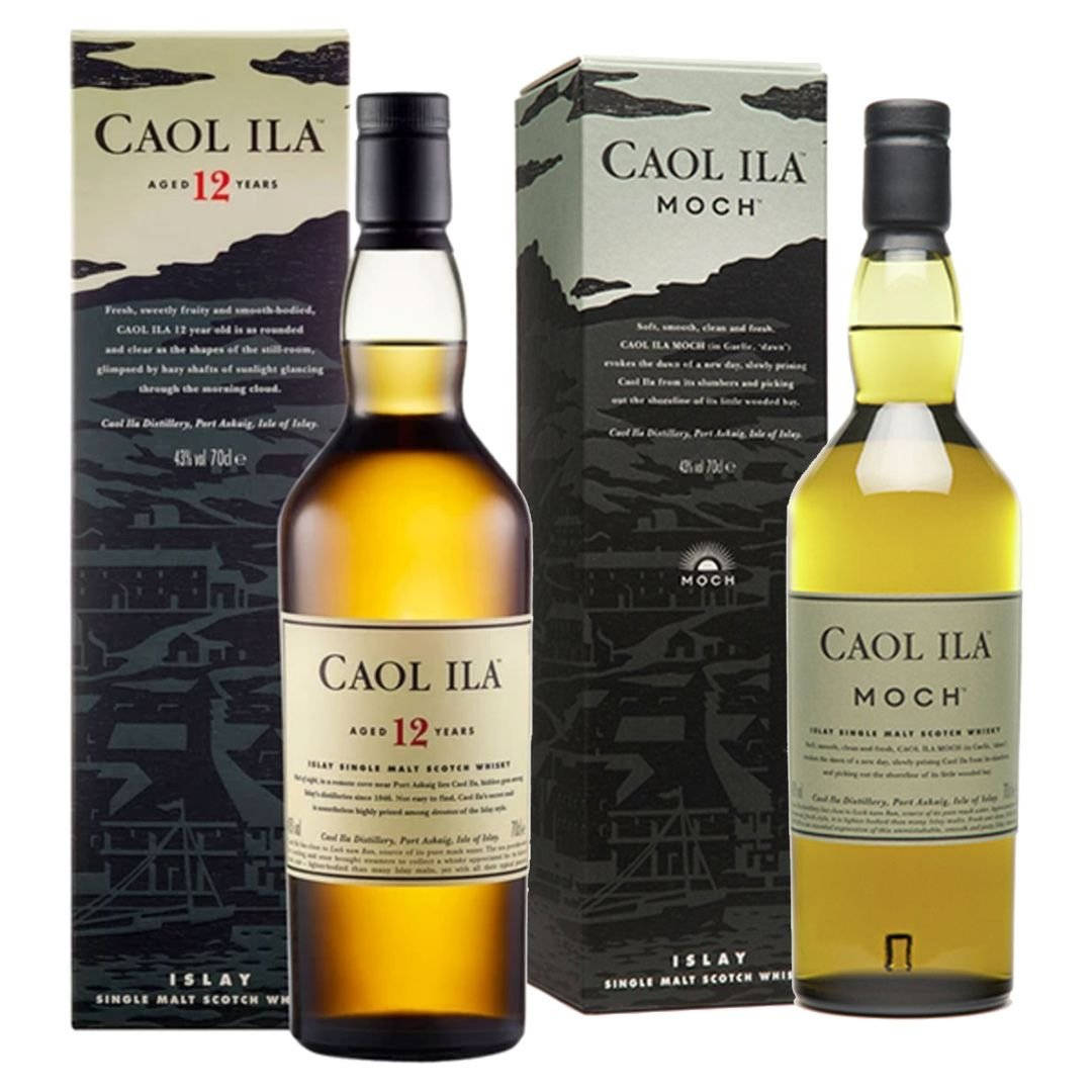 alcohol 桌布 壁紙 — 兩瓶Caol Ila威士忌及其包裝盒，展示海岸圖像和品酒筆記，背景為純白色。