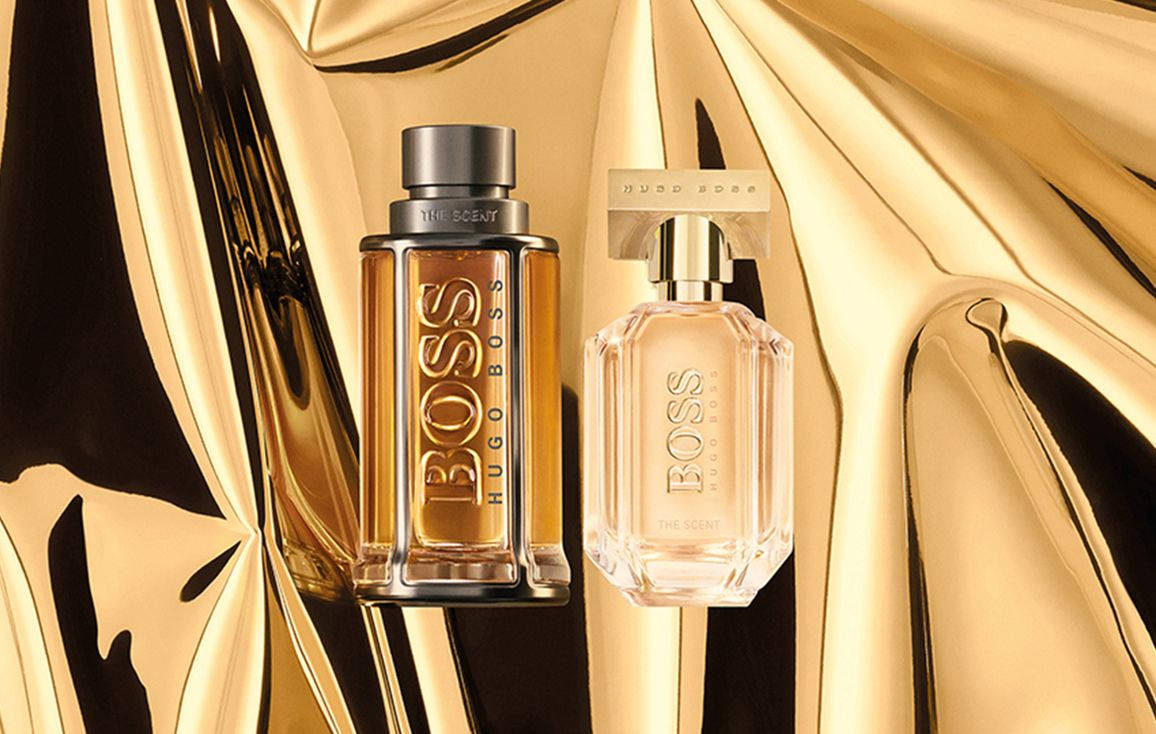 品牌 桌布 壁紙 — 兩瓶Hugo Boss香水在奢華的皺褶金色布料背景上閃耀。