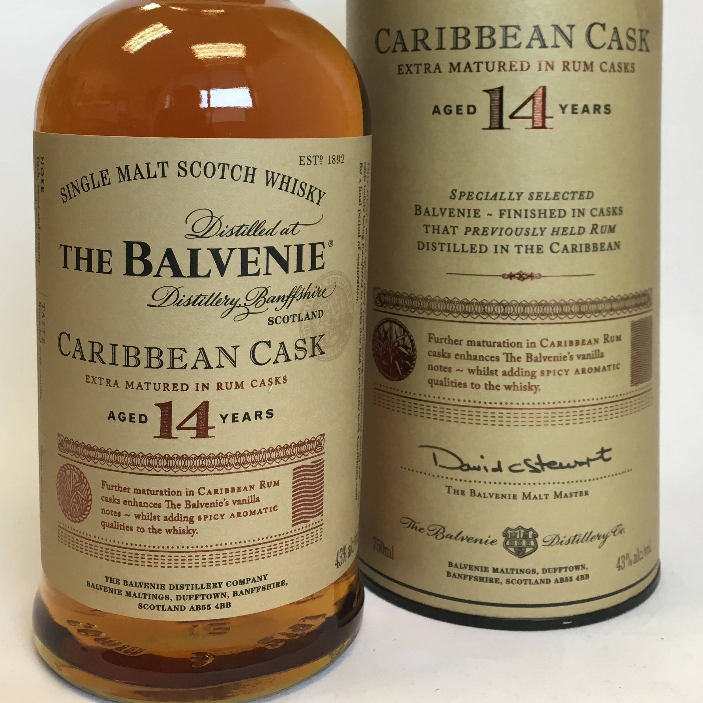 Drink 桌布 壁紙 — 兩瓶The Balvenie 14年 Caribbean Cask單一麥芽蘇格蘭威士忌並排放在潔白背景前。