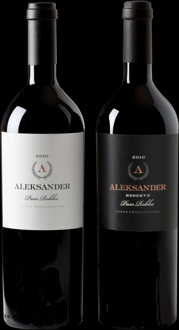 Wine Bottle 桌布 壁紙 — 兩瓶優雅的2010年Aleksander葡萄酒瓶，一瓶有白色標籤，另一瓶有黑色標籤，兩者均以純黑背景襯托。