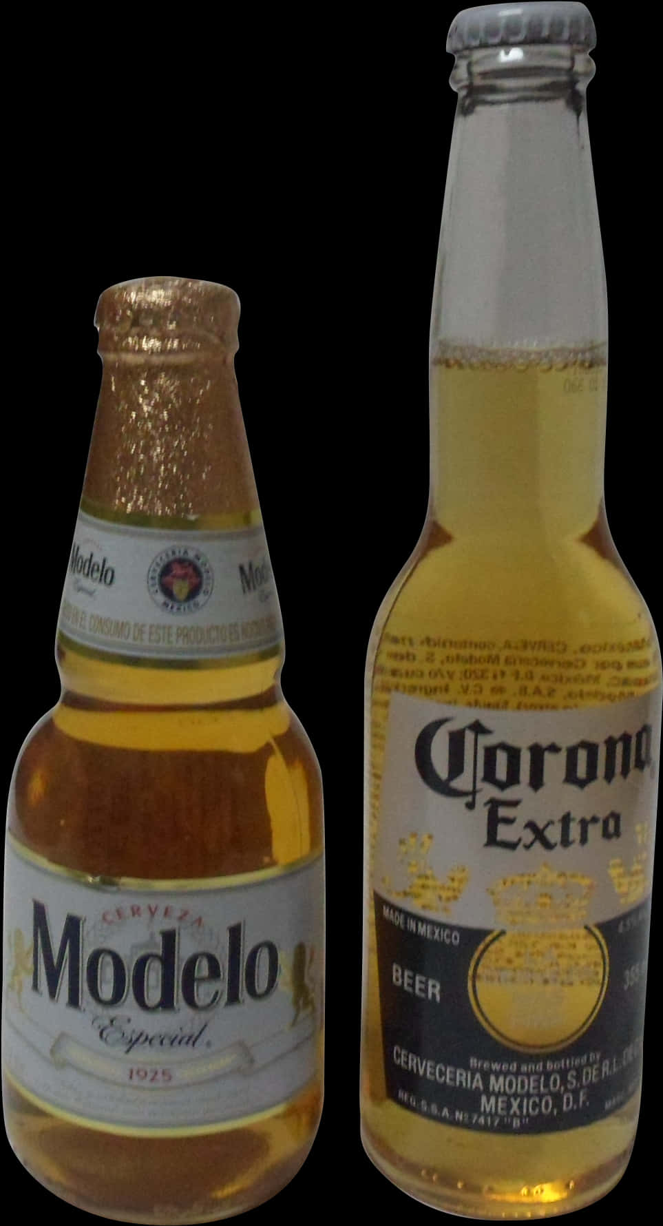 Corona Beer 桌布 壁紙 — 兩瓶琥珀色啤酒 Modelo Especial 和 Corona Extra 並排立在純黑背景前。