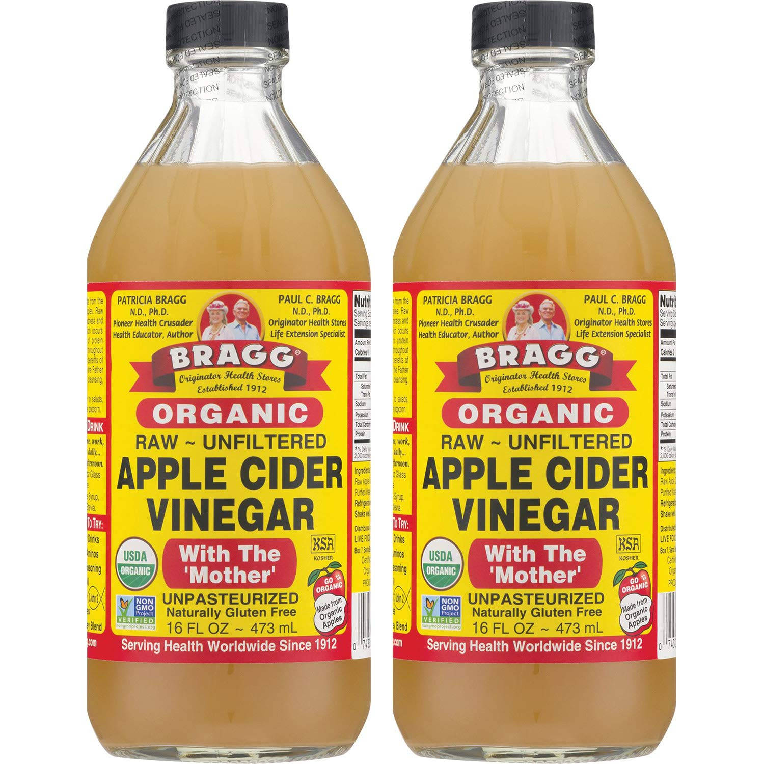 Drink 桌布 壁紙 — 兩瓶相同的Bragg有機生蘋果醋（含The Mother）並排放在白色背景前。