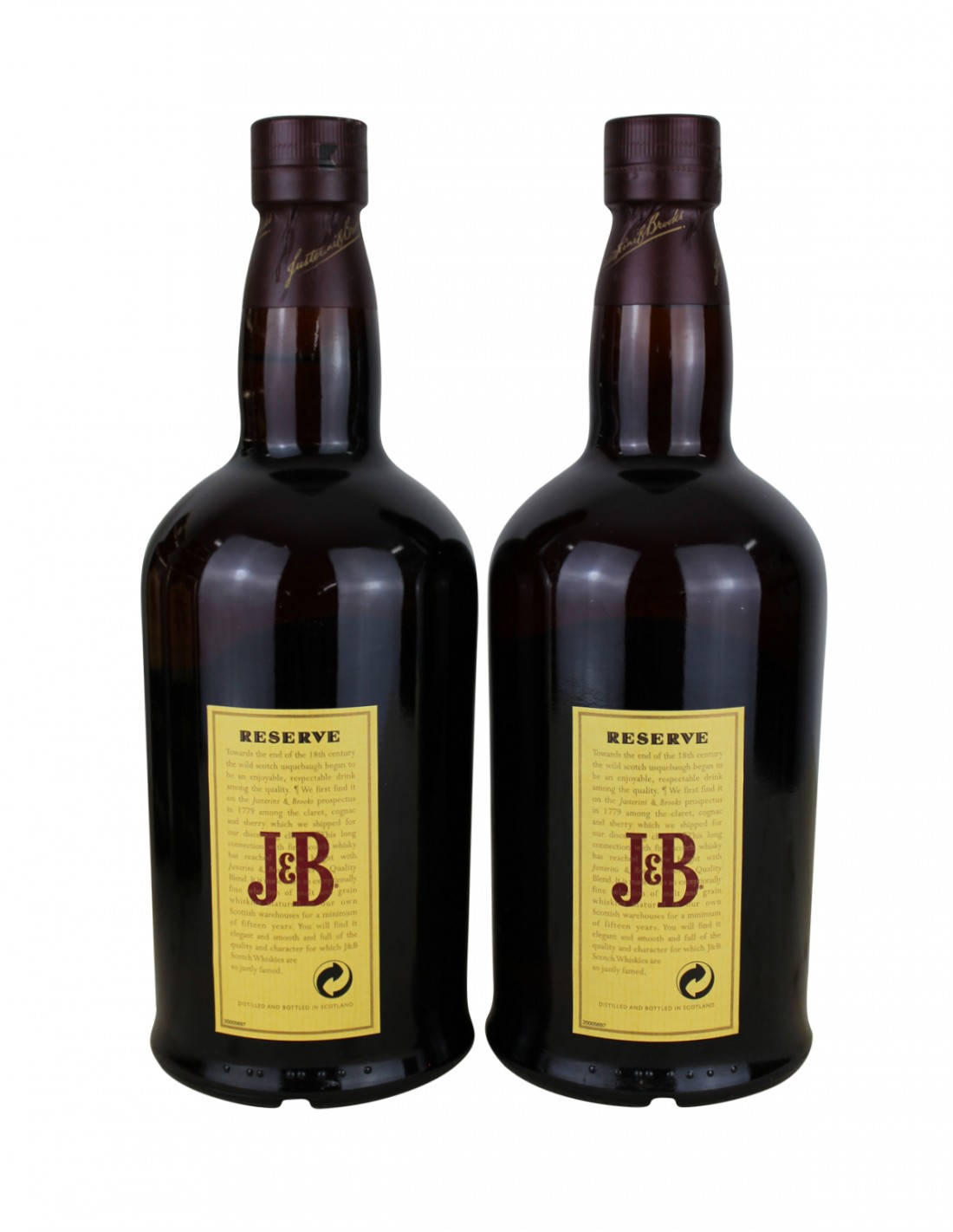 drinks 桌布 壁紙 — 兩瓶相同的深琥珀色J&B Reserve威士忌並排立在純白背景前。