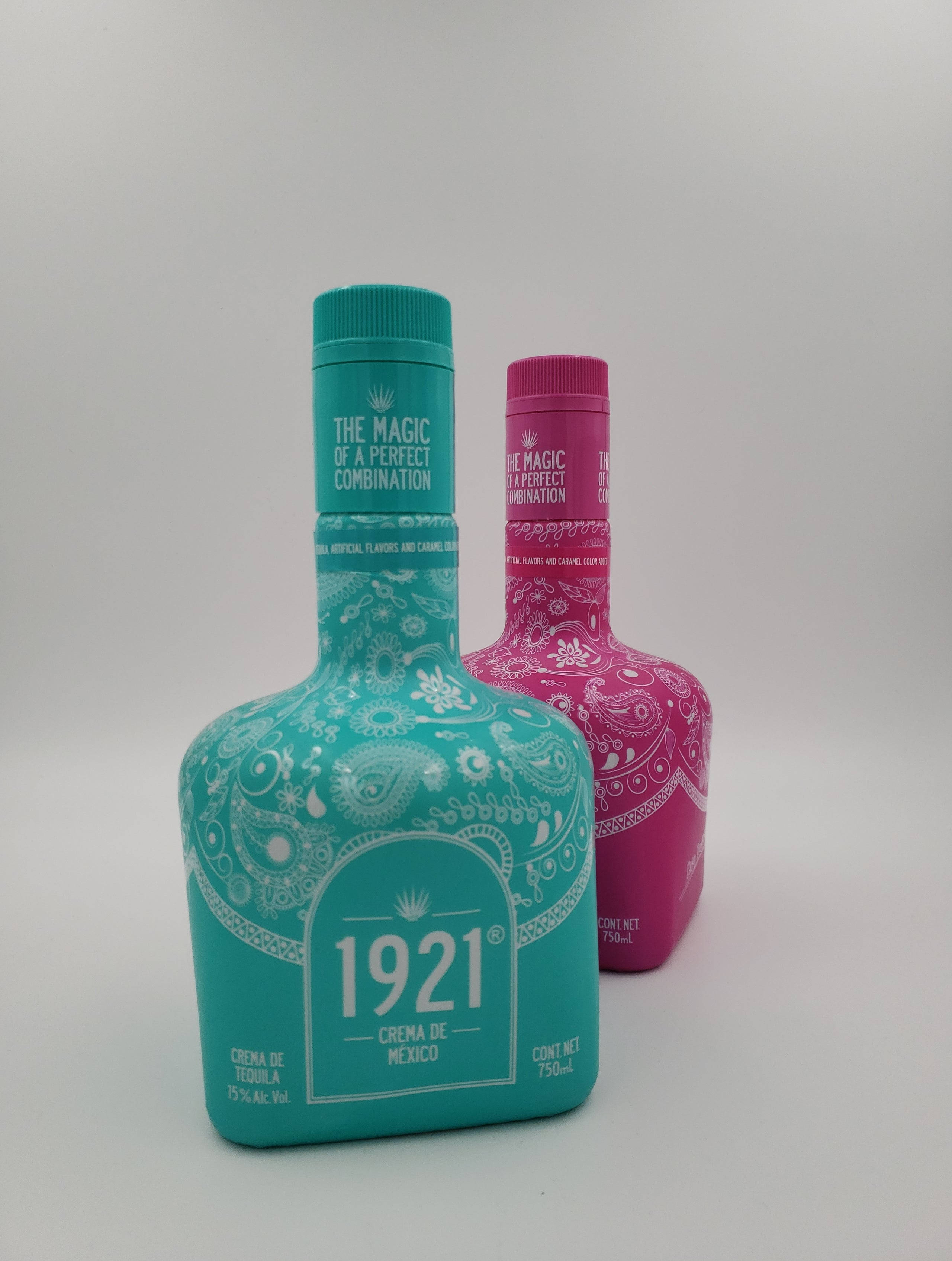 drinks 桌布 壁紙 — 兩瓶色彩鮮豔的1921年龍舌蘭酒瓶，分別為藍綠色和洋紅色，帶有複雜的佩斯利圖案，並排立在潔白的背景上。
