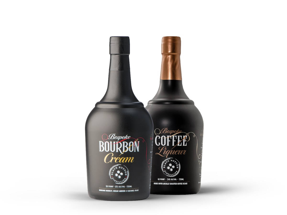 alcohol 桌布 壁紙 — 兩瓶訂製咖啡和波本利口酒的啞光黑色瓶子並排立在潔白背景前。