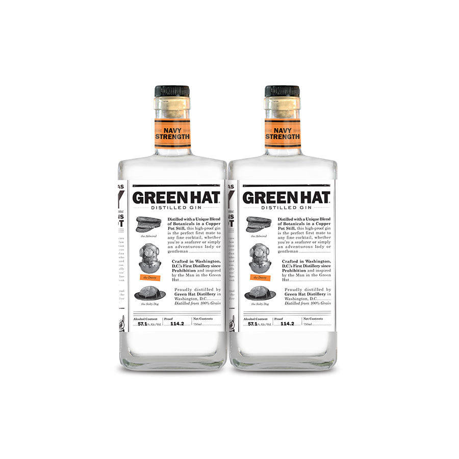 Gin 桌布 壁紙 — 兩瓶透明的 Green Hat Navy Strength 琴酒並排放在純白色背景前。