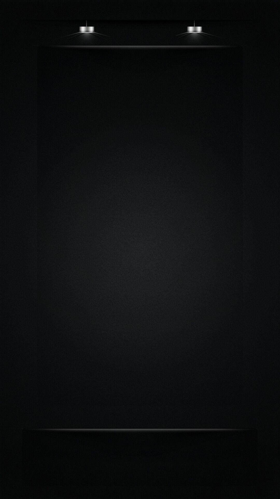 Dark Phone 桌布 壁紙 — 兩盞聚光燈照亮了極簡畫廊環境中的空白黑色畫布。