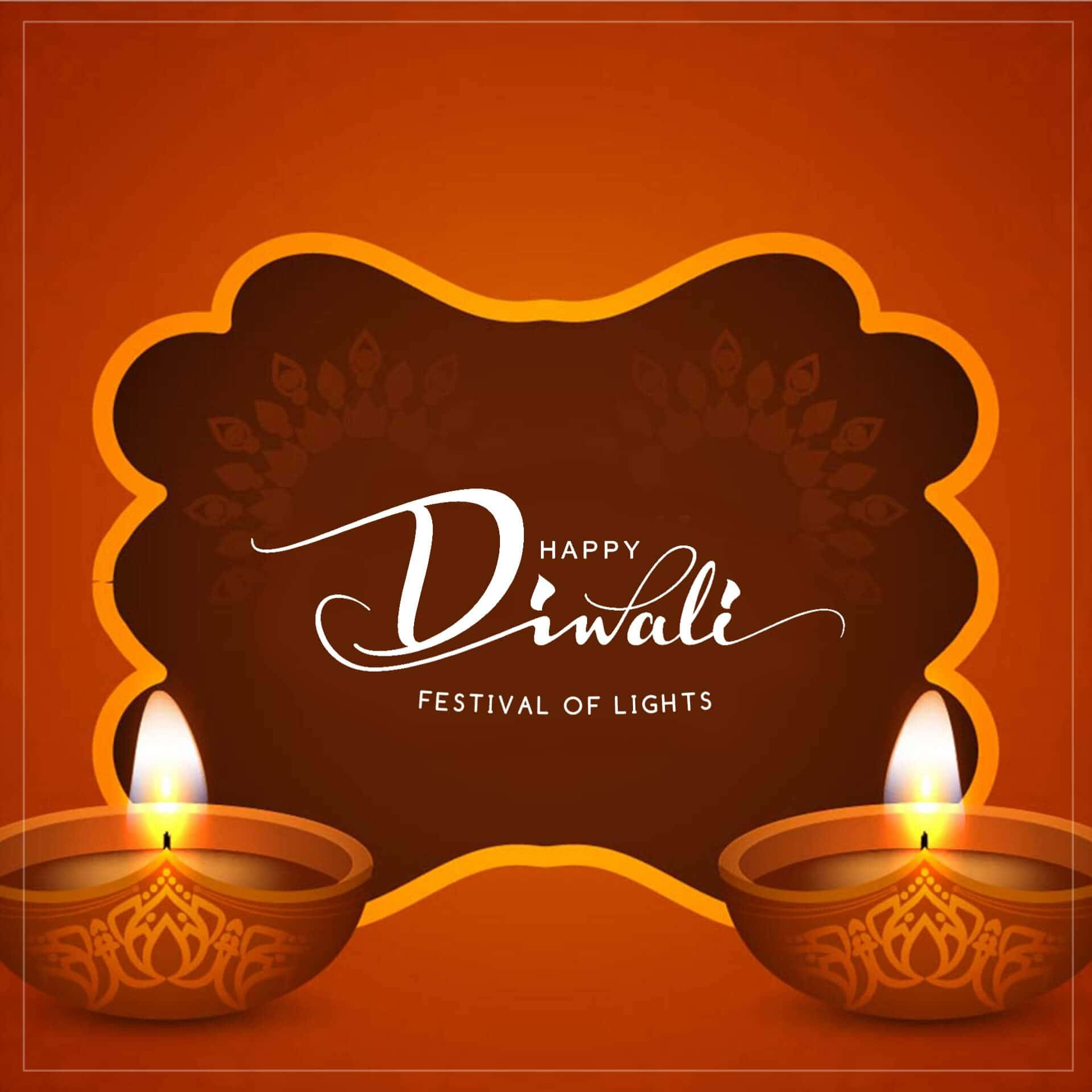 Happy Diwali 桌布 壁紙 — 兩盞裝飾華麗的點亮迪亞燈，在溫暖的橙色背景上，簇擁著一個帶有「Happy Diwali Festival of Lights」文字的裝飾框架。