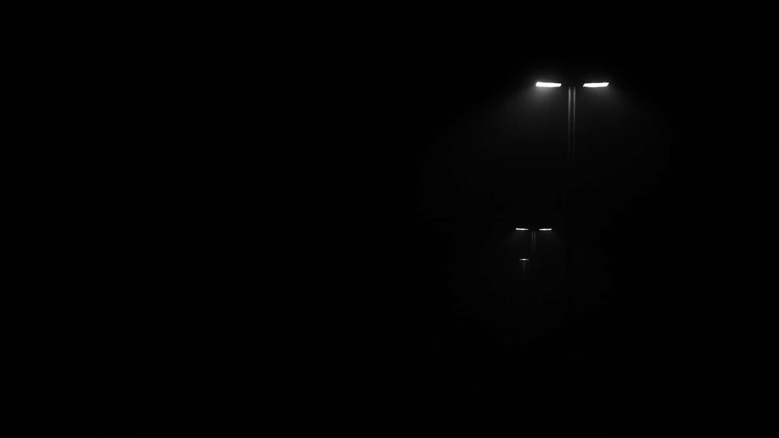 1600 X 900 Black 桌布 壁紙 — 兩盞鋒利的街燈穿透深黑的夜晚，在無盡的黑暗中投射出微弱的光芒。