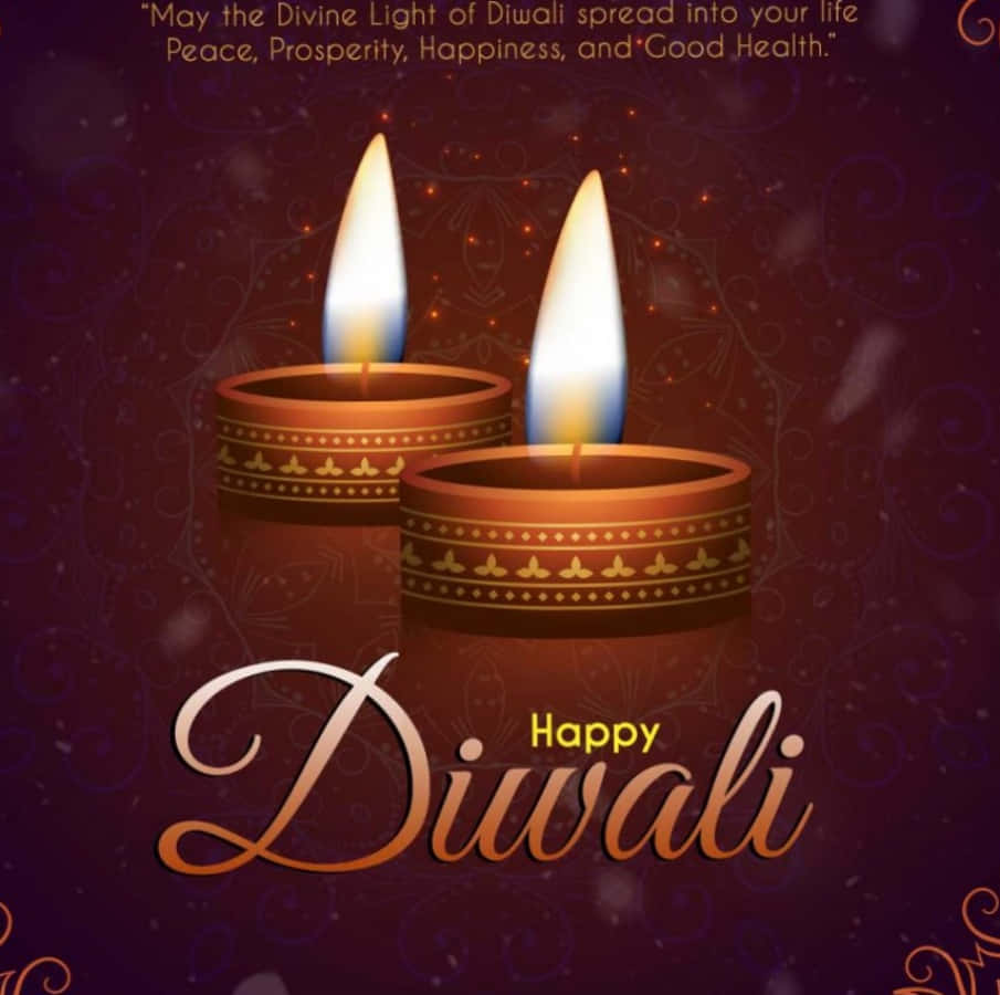 Happy Diwali 桌布 壁紙 — 兩盞閃爍的排燈節油燈帶有金色圖案，在深紫色華麗背景上散發溫暖光芒，並配有節日文字。