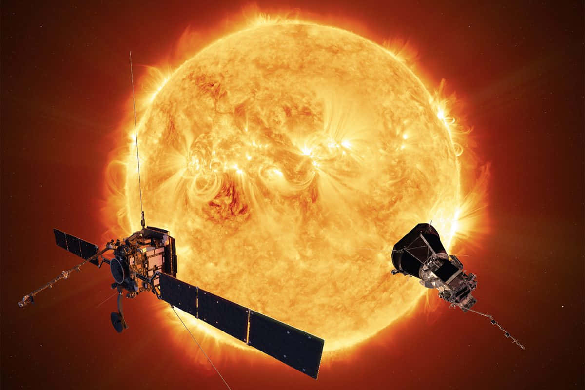 太陽 桌布 壁紙 — 兩艘太空船環繞著一顆熾熱的太陽運行，太陽耀斑在黑暗的宇宙背景下爆發。