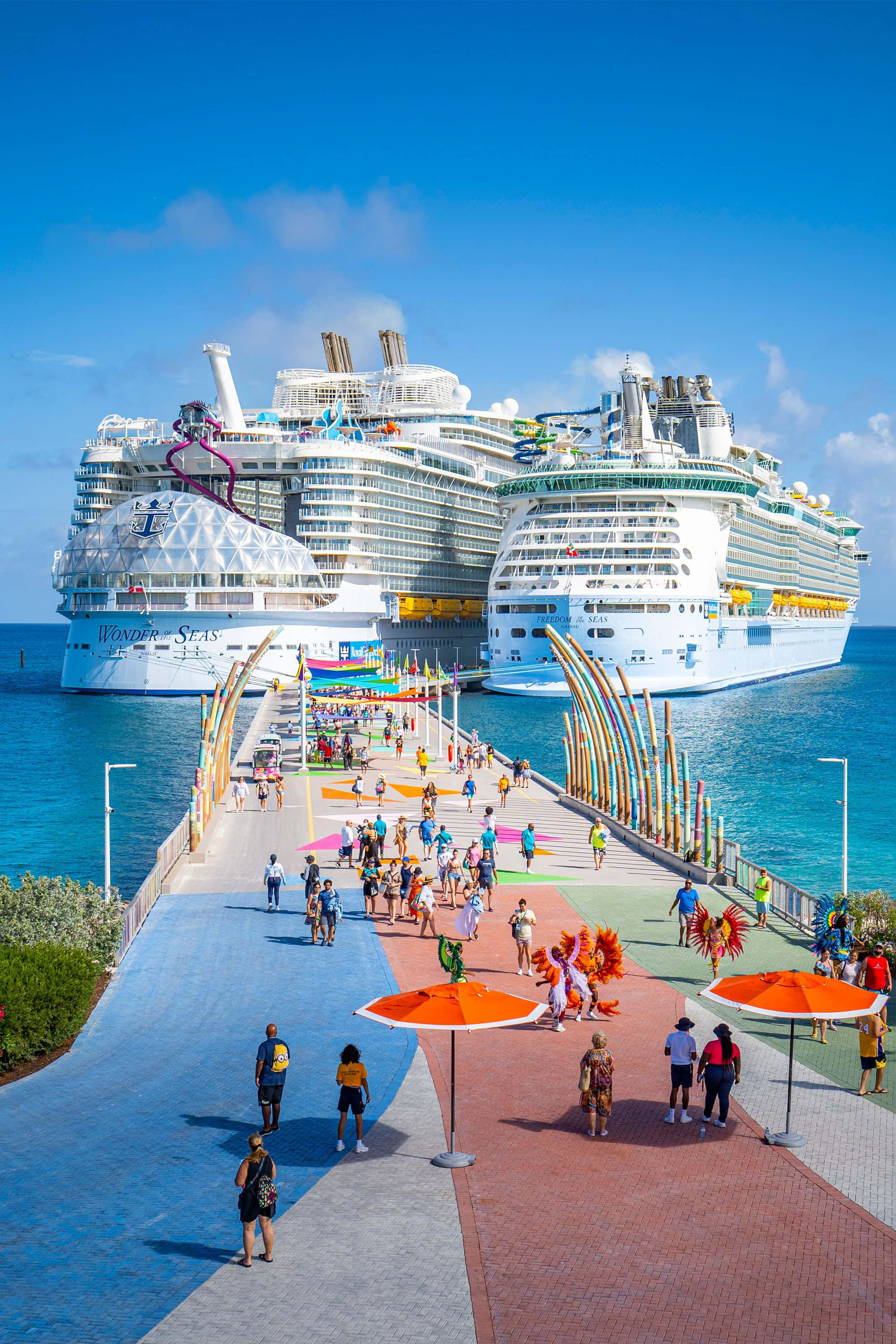 Cruise 桌布 壁紙 — 兩艘巨型郵輪停靠在充滿活力的碼頭，碼頭上擠滿了色彩繽紛的人群，天空湛藍清澈。
