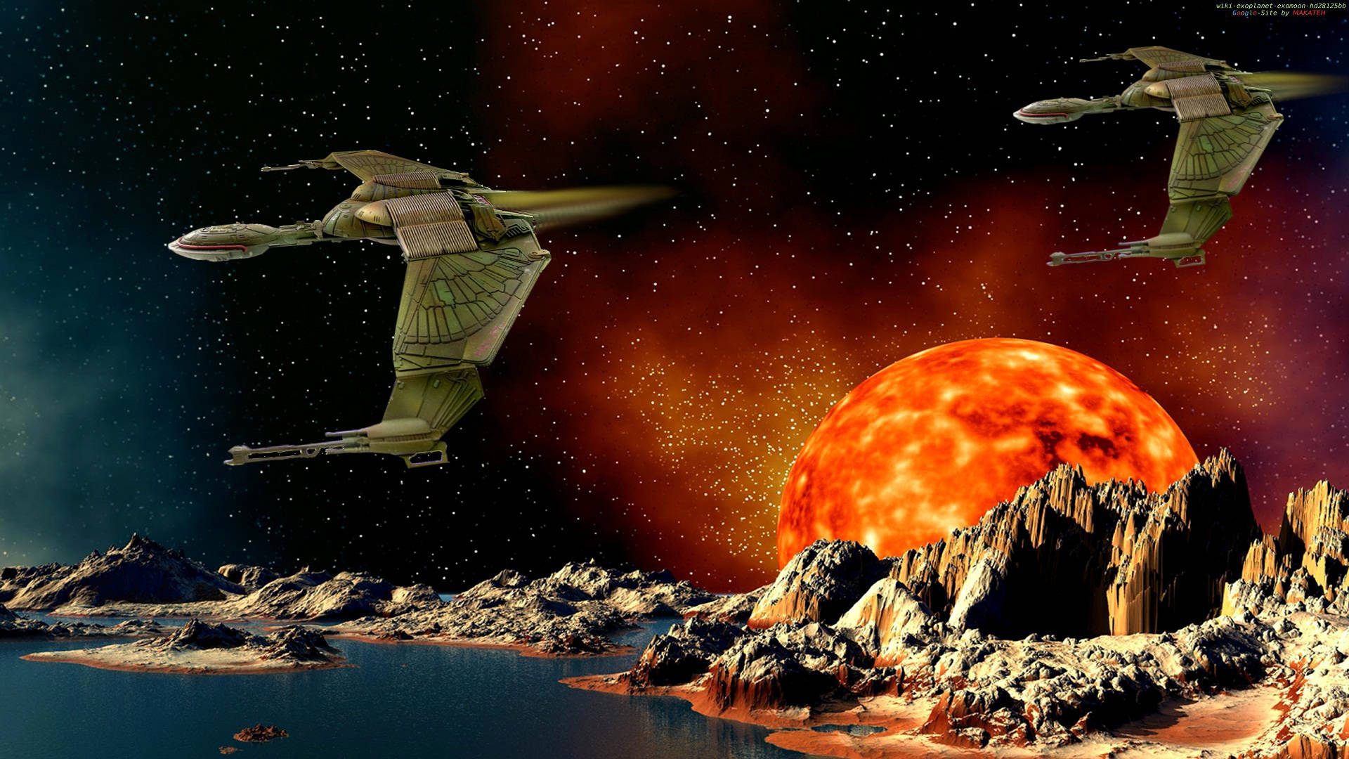 Starship 桌布 壁紙 — 兩艘未來主義的有翼太空船在一個岩石外星行星上空翱翔，一顆巨大的火橙色太陽在鋸齒狀山峰後升起。