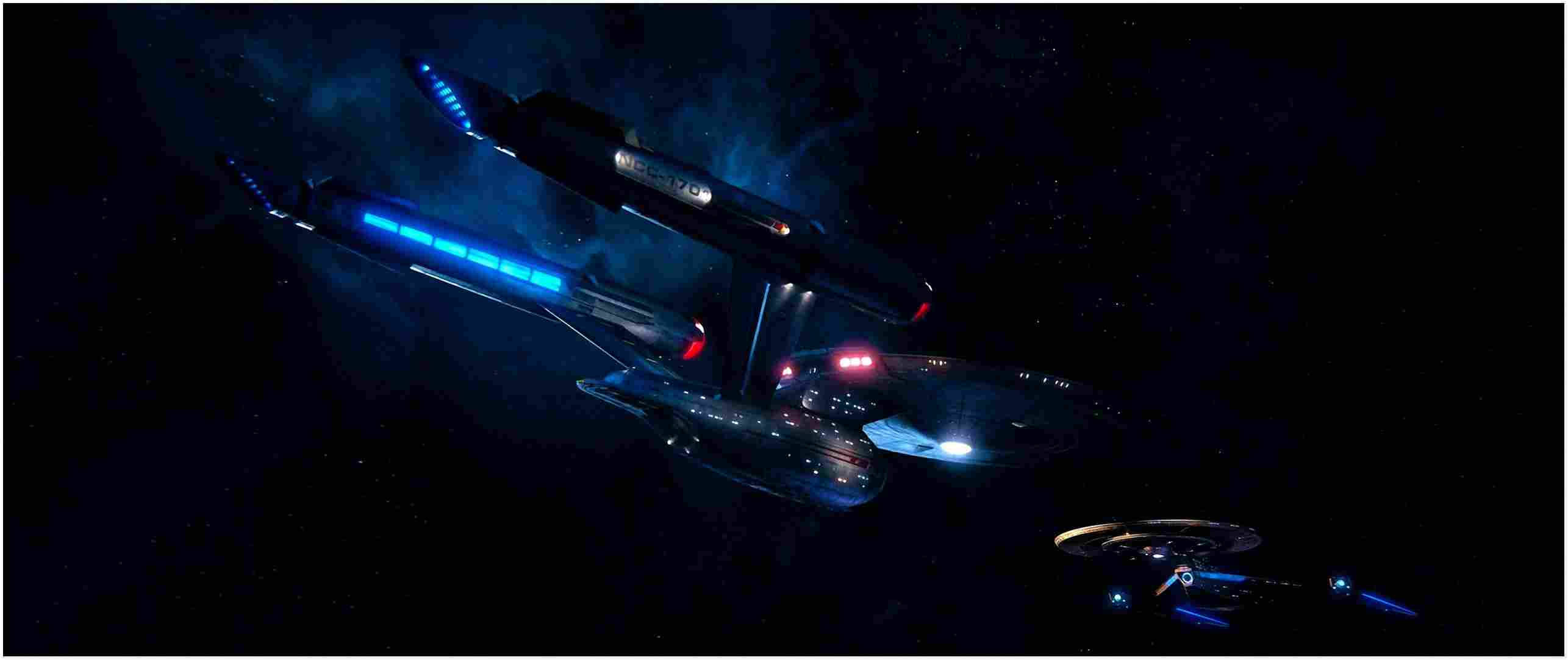 Discovery 桌布 壁紙 — 兩艘未來風格的星艦在星空中滑行，藍色引擎發光，紅色燈光點綴，背景是黑暗的宇宙。