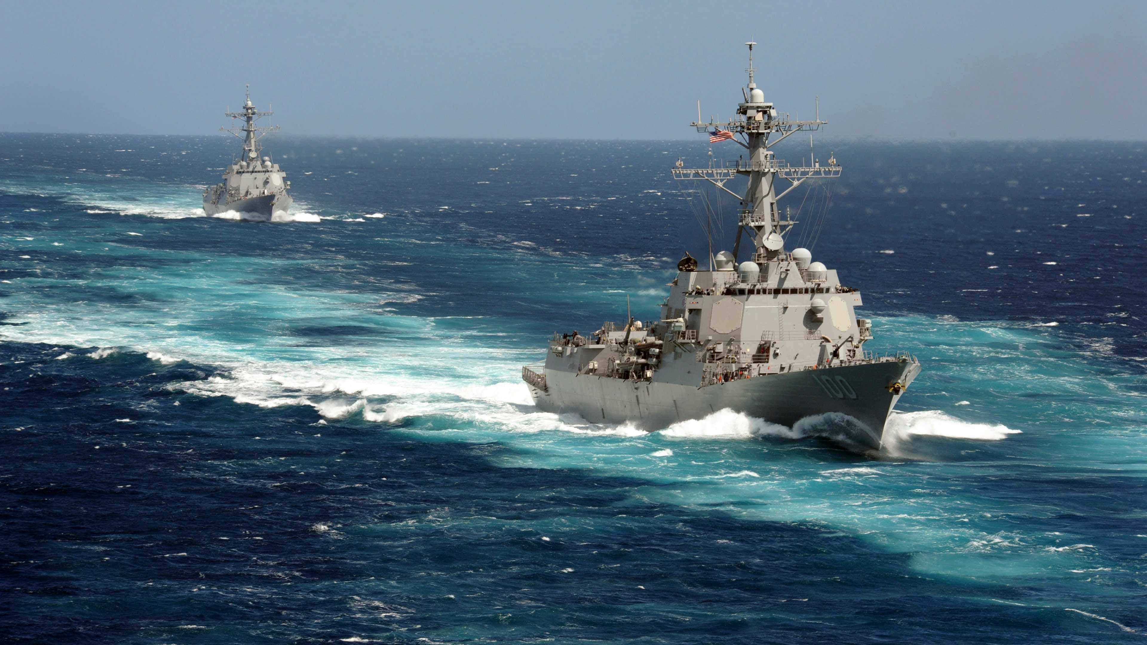 Navy 桌布 壁紙 — 兩艘灰色軍艦劃破深藍色海浪，在晴朗天空下留下白色泡沫痕跡。