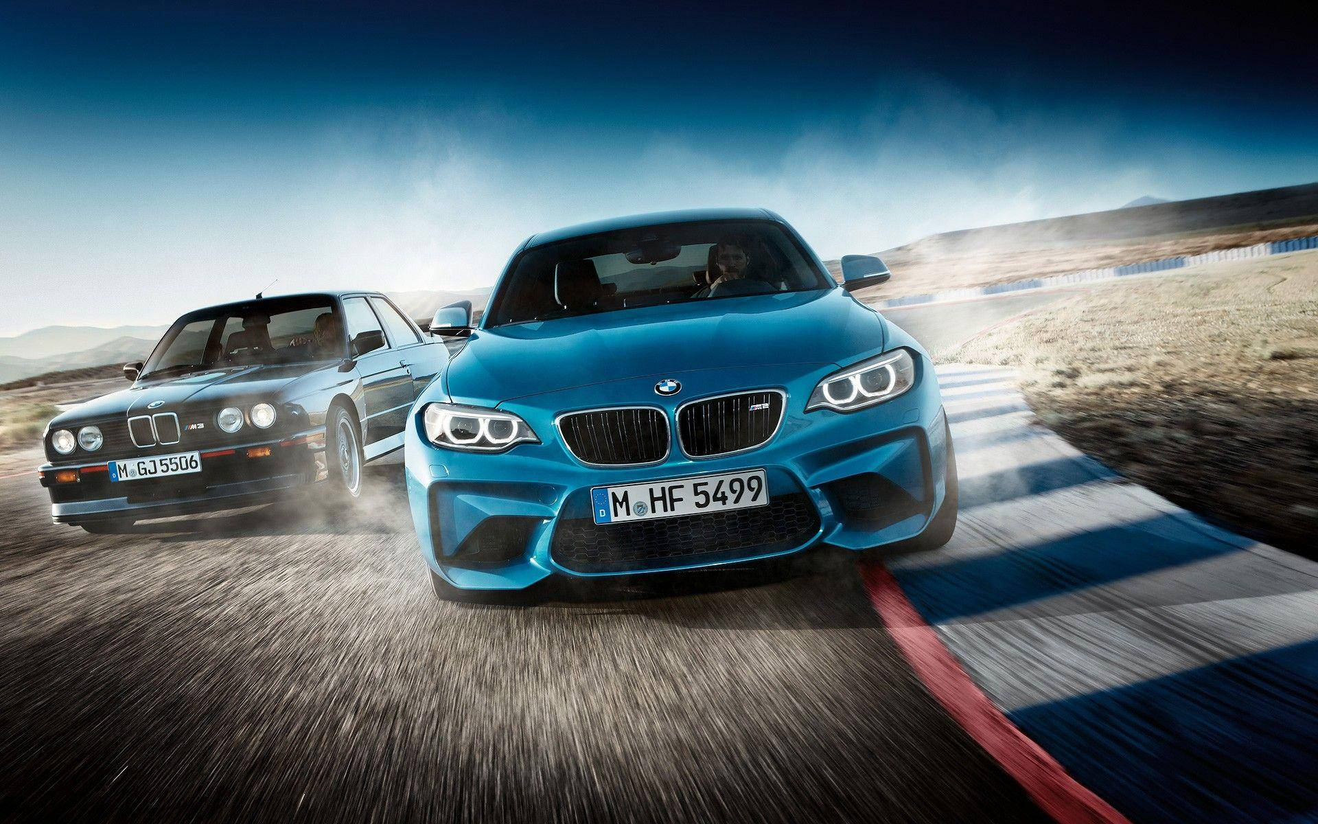 Bmw Cars 桌布 壁紙 — 兩輛BMW在塵土飛揚的賽道上並排競速，呈現模糊動態與戲劇性天空。
