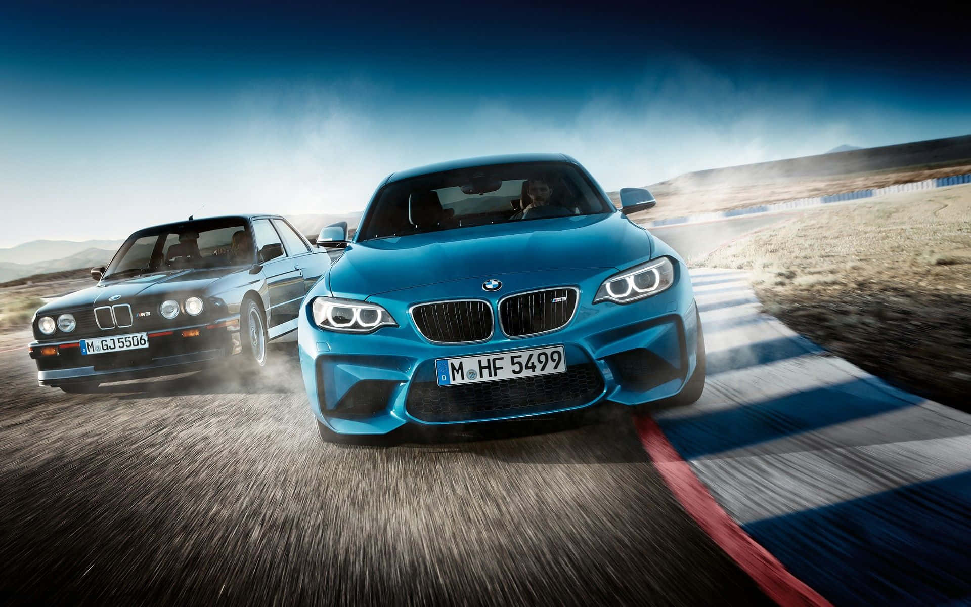 Bmw Cars 桌布 壁紙 — 兩輛BMW在塵土飛揚的賽道上並排競速，呈現動態模糊效果和戲劇性的天空。