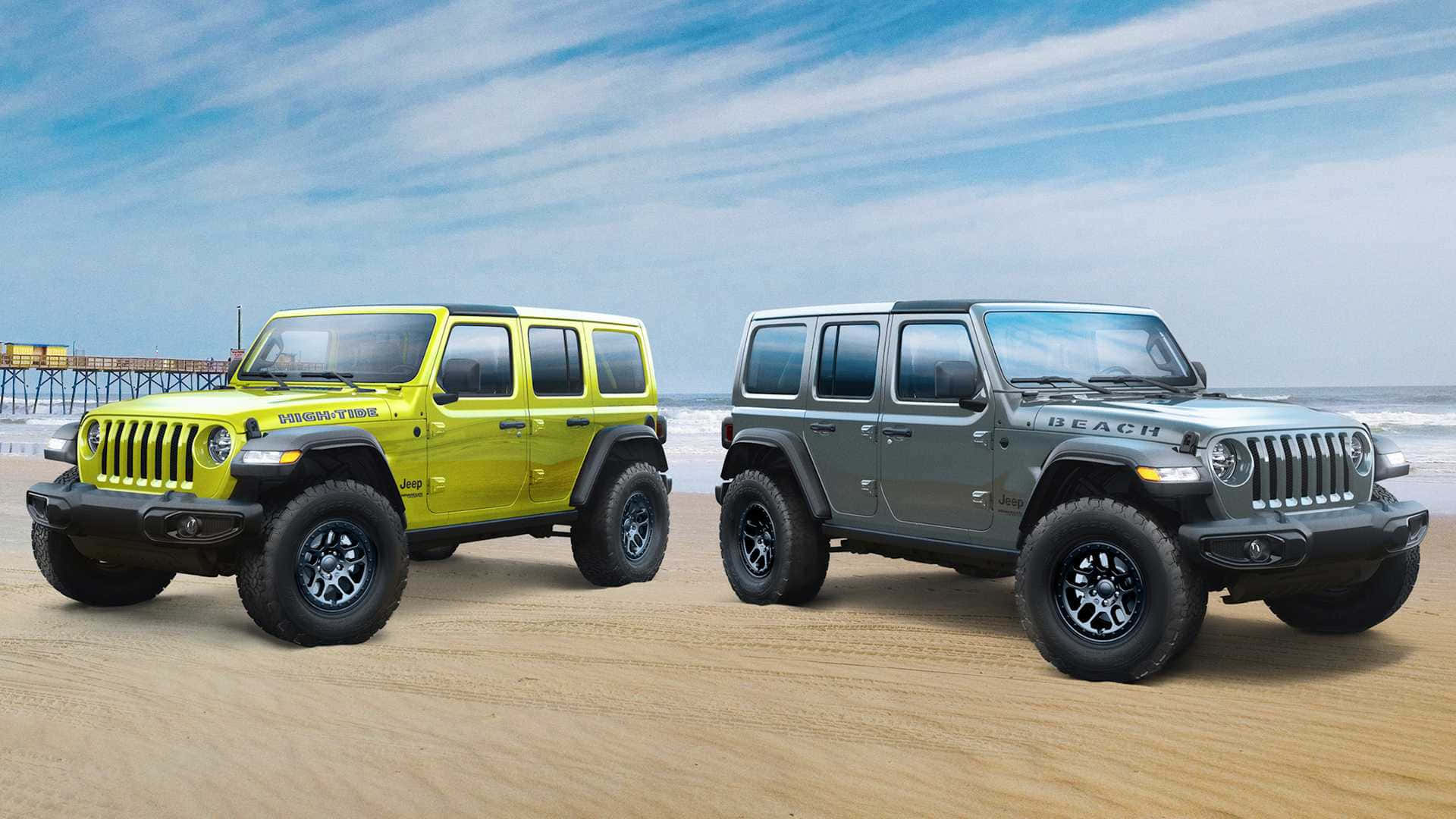 吉普 桌布 壁紙 — 兩輛Jeep Wranglers，一輛亮黃色，一輛灰色，停在沙灘上，背景有海洋碼頭，藍天白雲。
