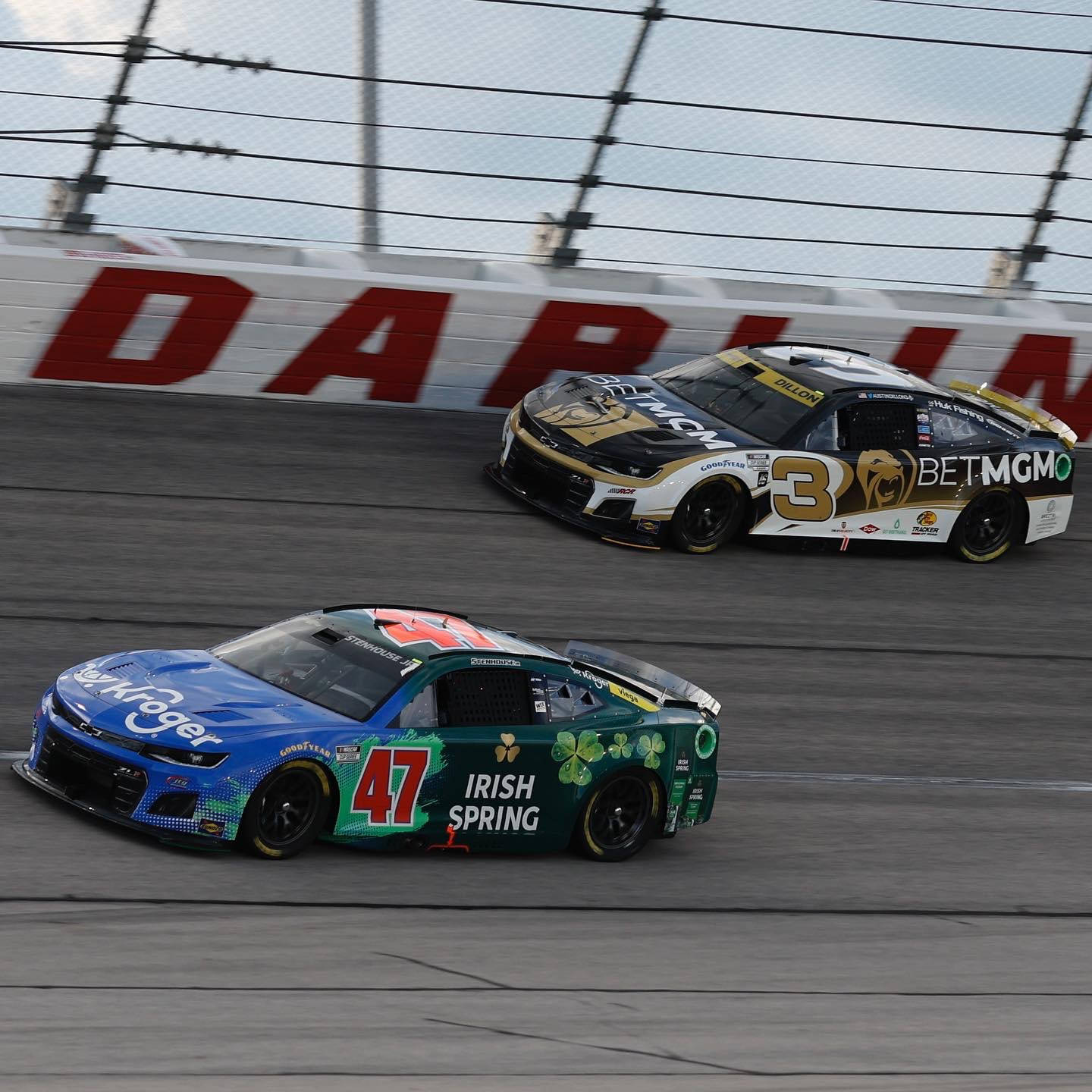 Racing 桌布 壁紙 — 兩輛NASCAR賽車在賽道上並排飛馳，背景可見'DARLINGTON'。