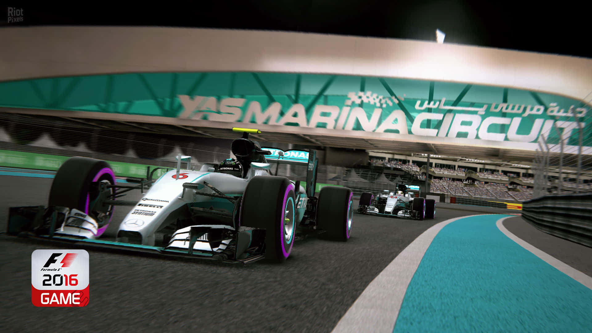 F1 2016 桌布 壁紙 — 兩輛一級方程式賽車在夜間亞斯碼頭賽道的明亮燈光下行駛，看台上擠滿了人群。