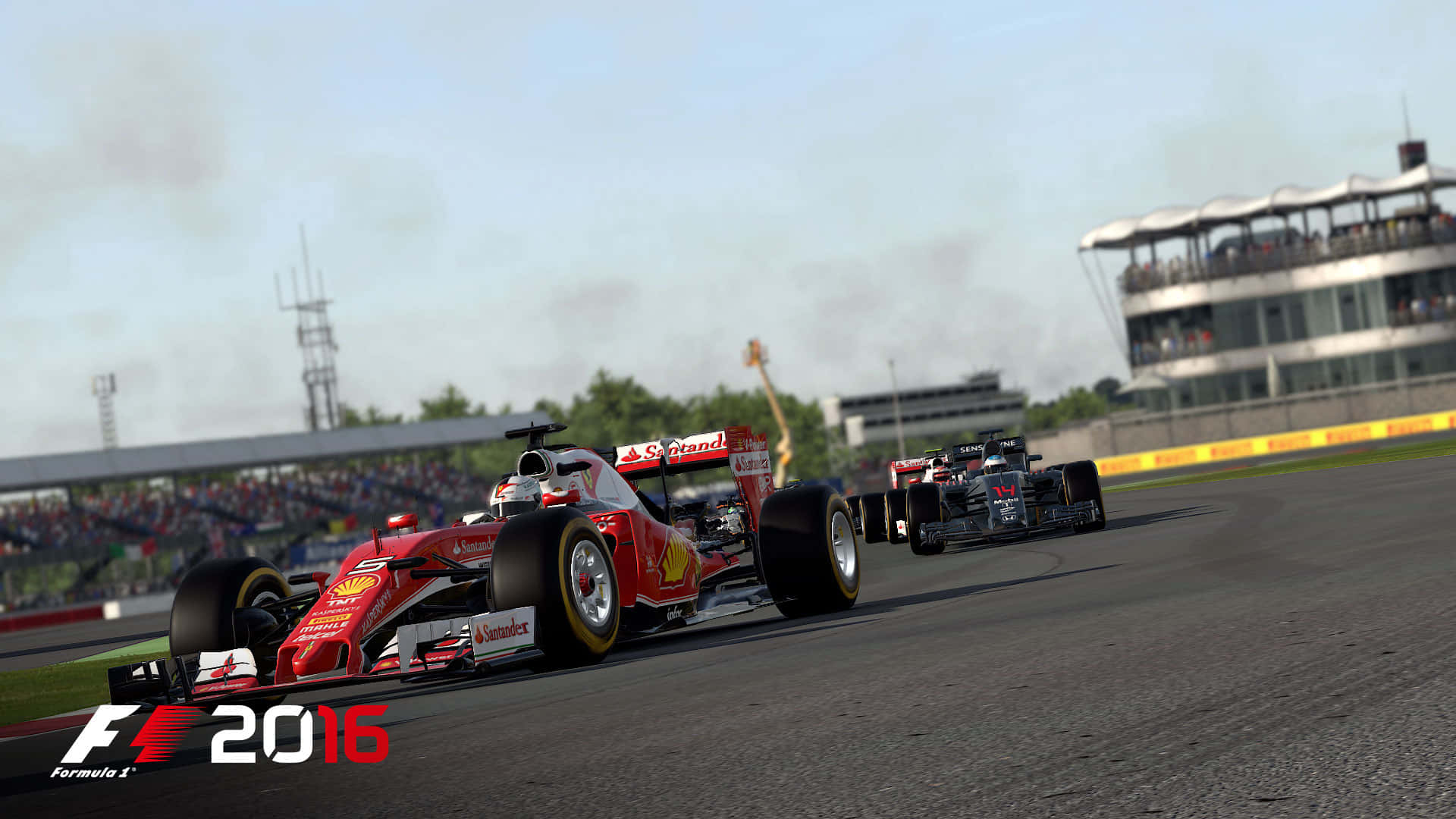 F1 2016 桌布 壁紙 — 兩輛一級方程式賽車在陽光明媚的賽道上緊密競賽，背景有看台和觀眾。