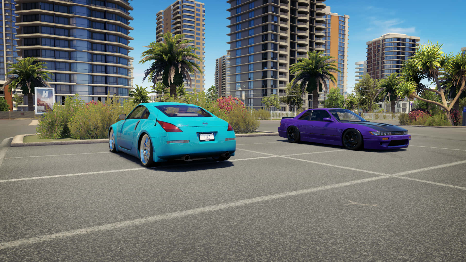 Forza Gaming 桌布 壁紙 — 兩輛充滿活力的跑車，一輛青色轎跑車和一輛紫色轎車，停在陽光明媚的城市空地，周圍是高樓大廈和棕櫚樹。