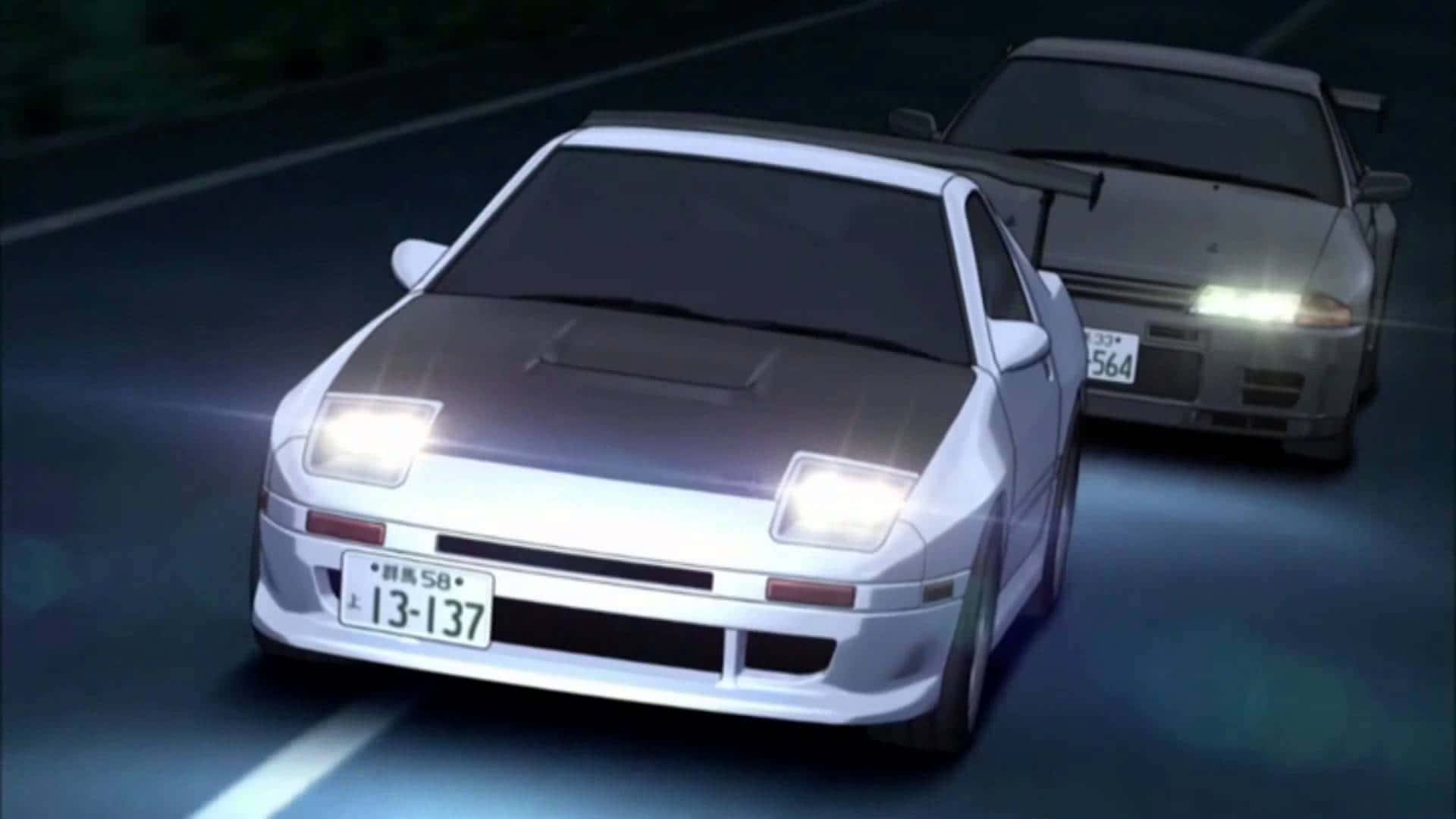 動漫 桌布 壁紙 — 兩輛動漫風格跑車在夜間於濕滑道路上奔馳，車頭燈閃爍。