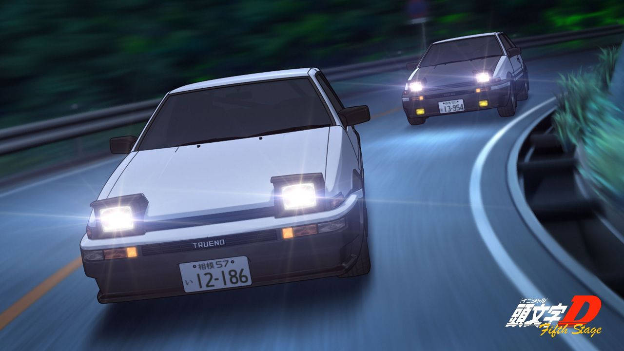 Initial 桌布 壁紙 — 兩輛動漫風格跑車在蜿蜒的夜路上高速競速，車頭燈閃爍，帶有動態模糊效果。