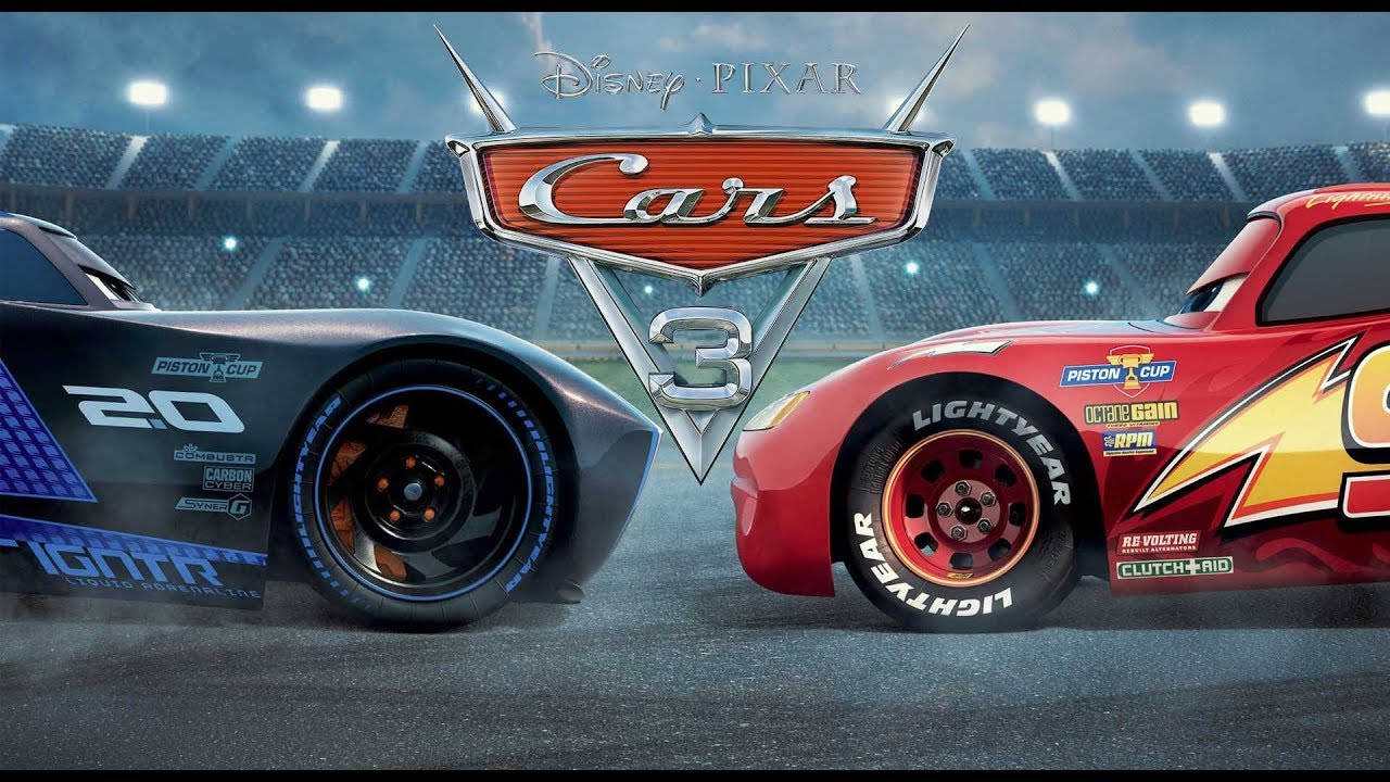 皮克斯 桌布 壁紙 — 兩輛動畫賽車在明亮的燈光下於體育館對峙，上方有Cars 3標誌。