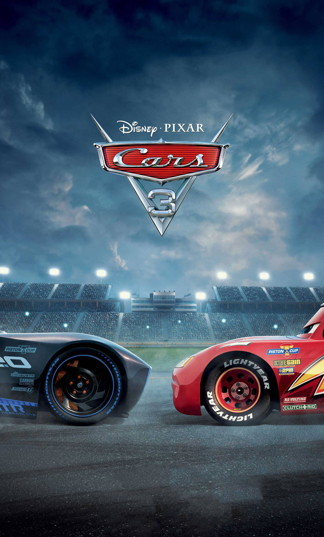 Lightning Mcqueen 桌布 壁紙 — 兩輛動畫賽車在潮濕的賽道上對峙，暴風雨的天空下體育場燈光閃爍。