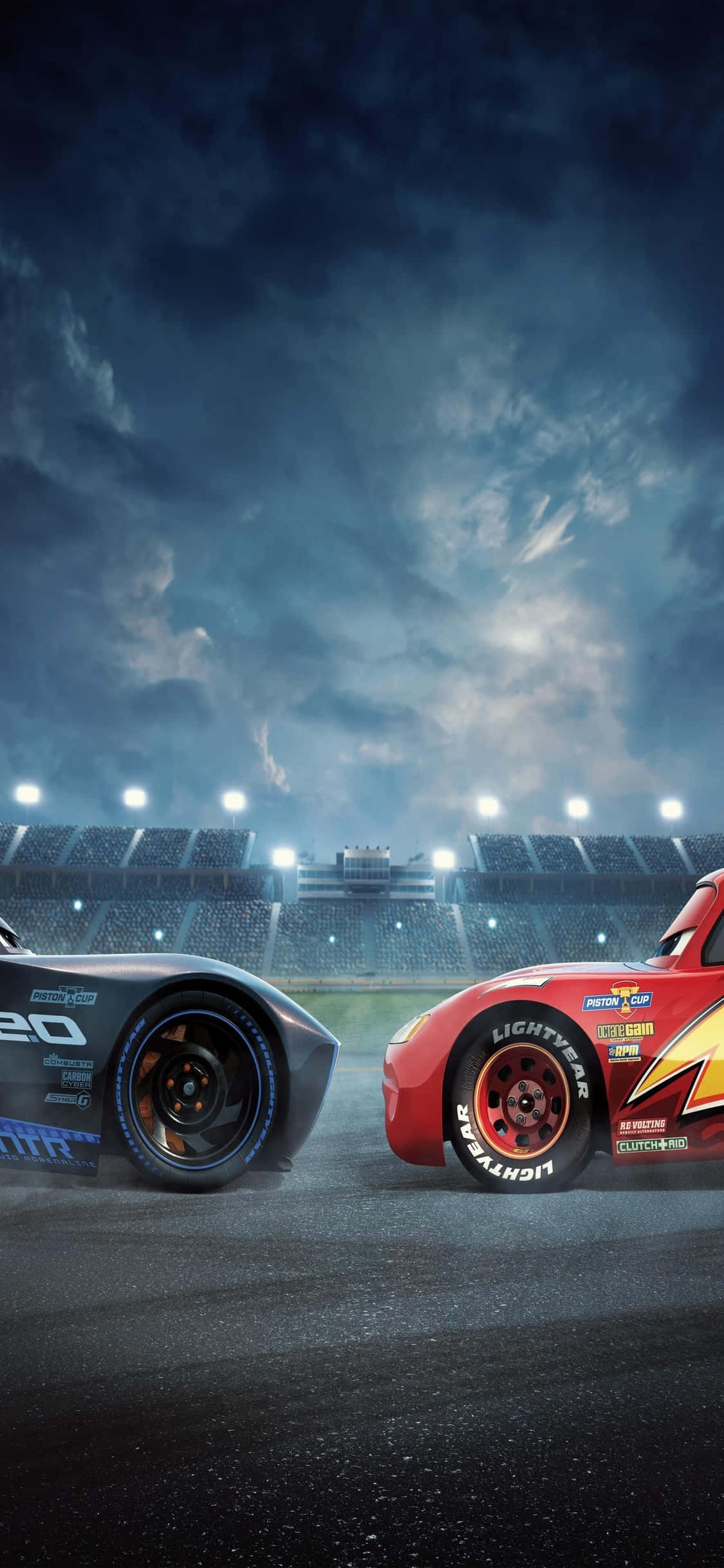 Lightning Mcqueen 桌布 壁紙 — 兩輛動畫賽車在濕滑的賽道上對峙，背景是戲劇性的體育場燈光和暴風雨的天空。