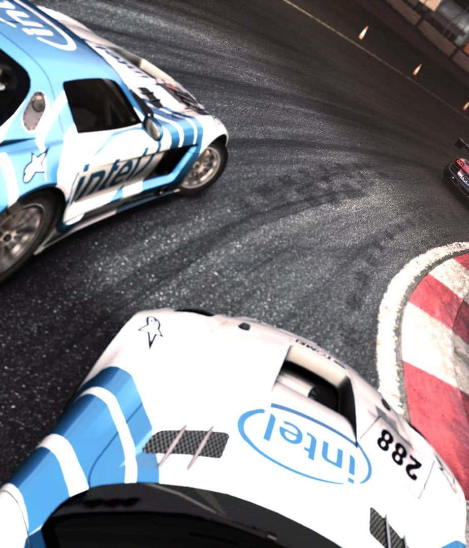 Grid Autosport 桌布 壁紙 — 兩輛帶有Intel品牌的賽車在濕滑的瀝青賽道彎道上高速行駛，彎道以紅色和白色路緣標記。