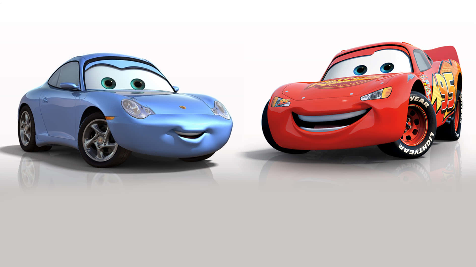 Lightning Mcqueen 桌布 壁紙 — 兩輛帶有面孔的動畫車，一輛藍色保時捷和一輛紅色閃電麥坤，在純白色背景上愉快地微笑。