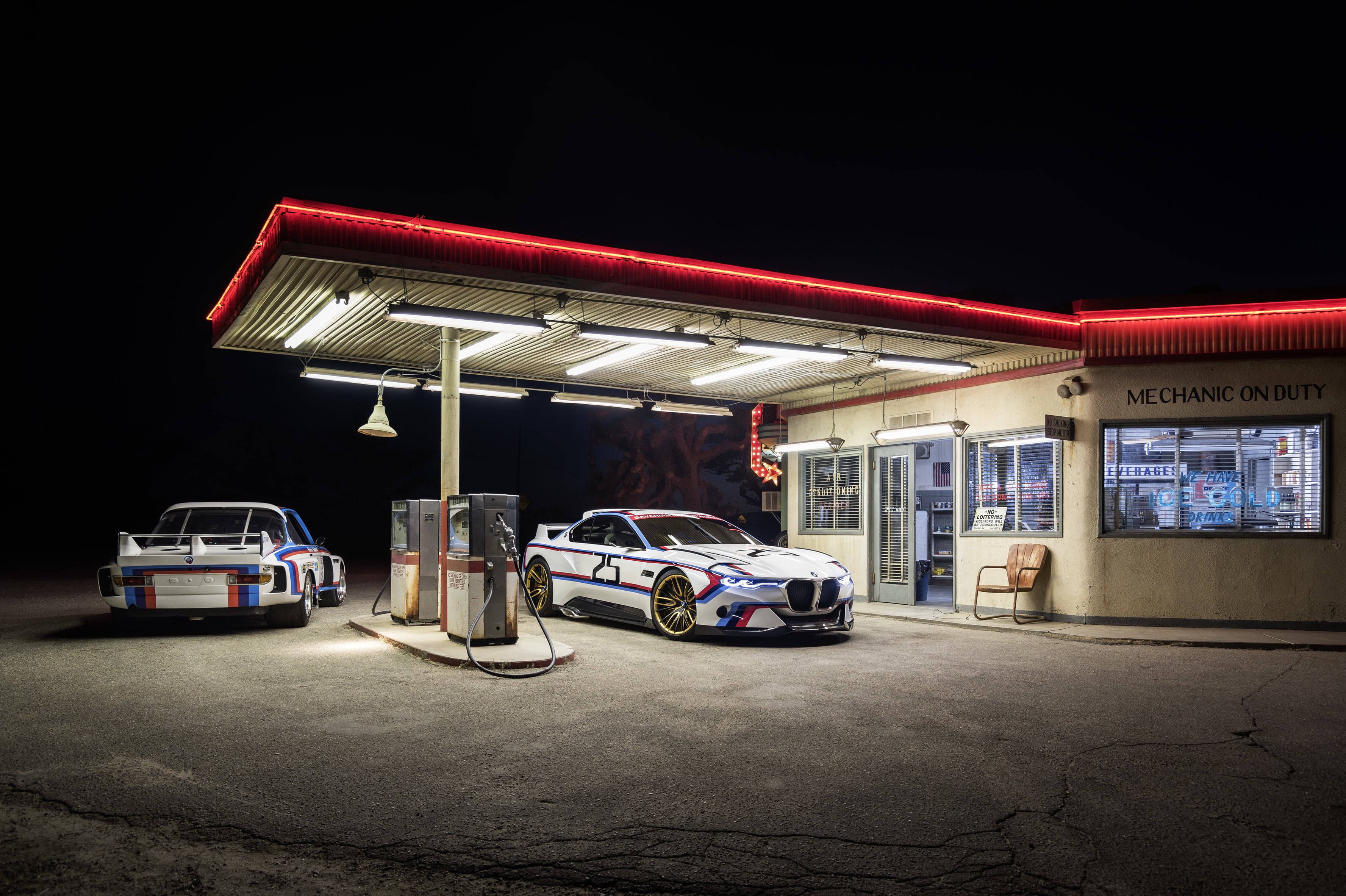 Gas Station 桌布 壁紙 — 兩輛復古賽車在夜間的復古加油站霓虹燈下閃閃發光。