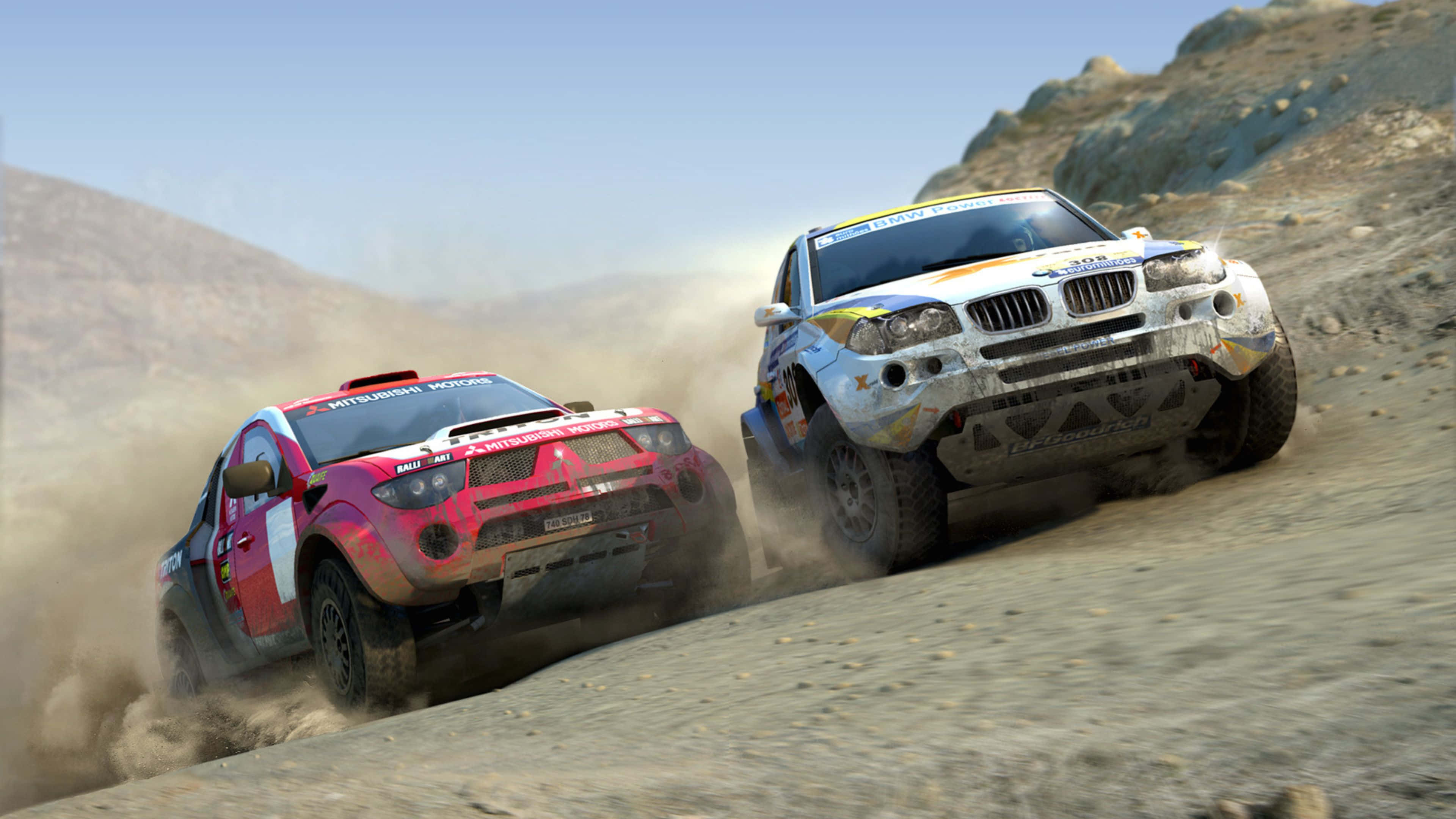 4K Dirt 3 桌布 壁紙 — 兩輛拉力賽車並排行駛在塵土飛揚的山路上，在晴朗的藍天下揚起陣陣塵土。