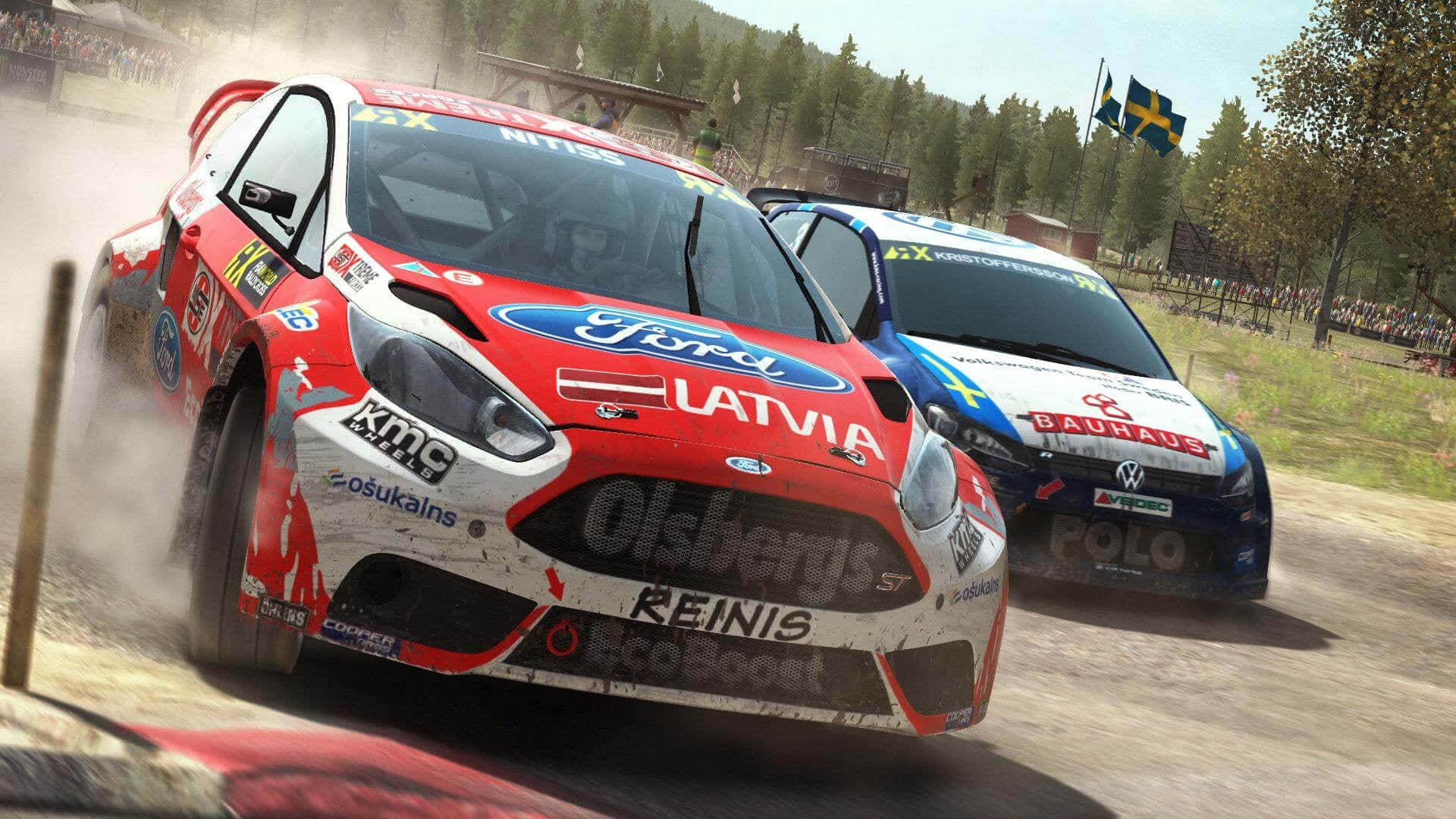 1920x1080 Dirt Rally 桌布 壁紙 — 兩輛拉力賽車在塵土飛揚的森林賽道上激烈競速，背景有觀眾和旗幟。