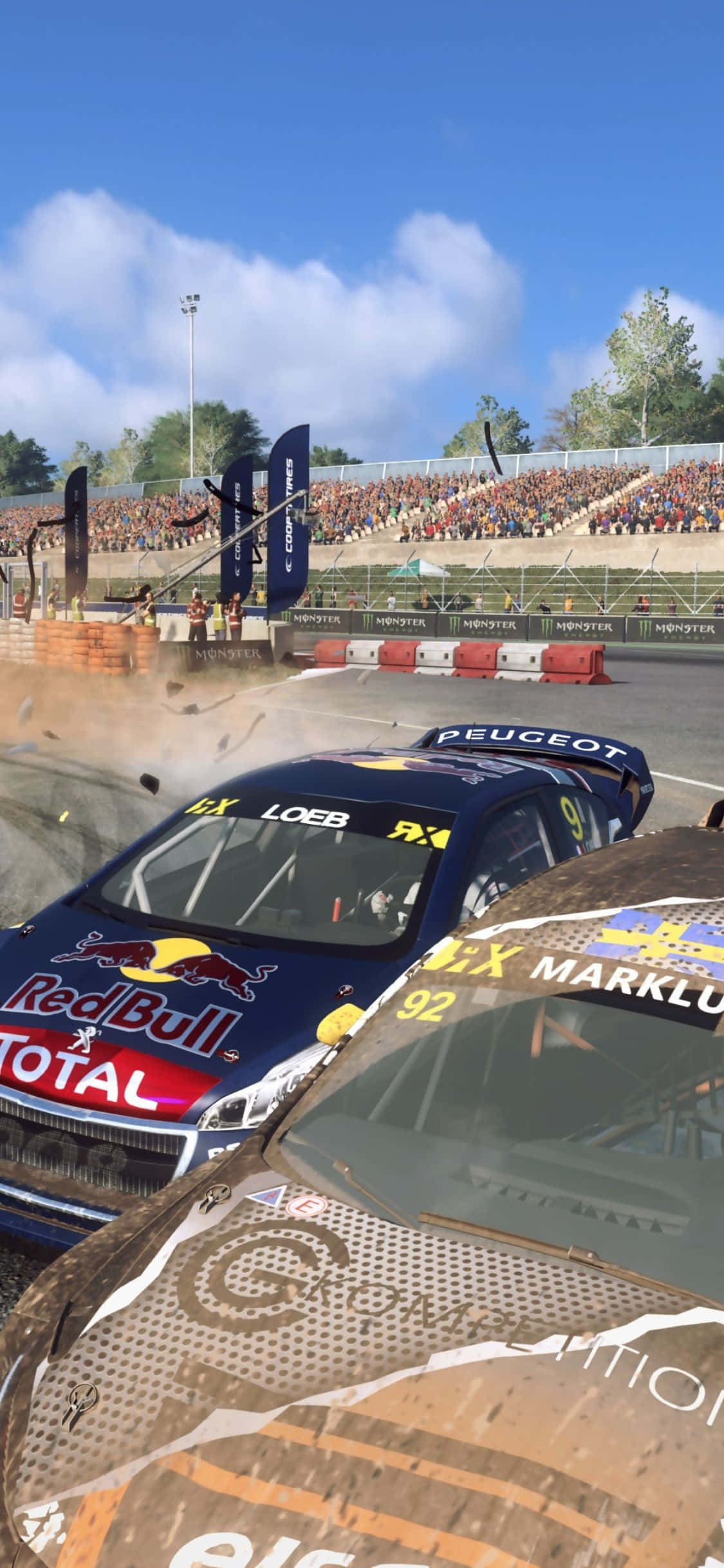 iPhone X Dirt Rally 桌布 壁紙 — 兩輛拉力賽車在塵土飛揚的賽道上激烈角逐，觀眾在明亮的藍天下歡呼。
