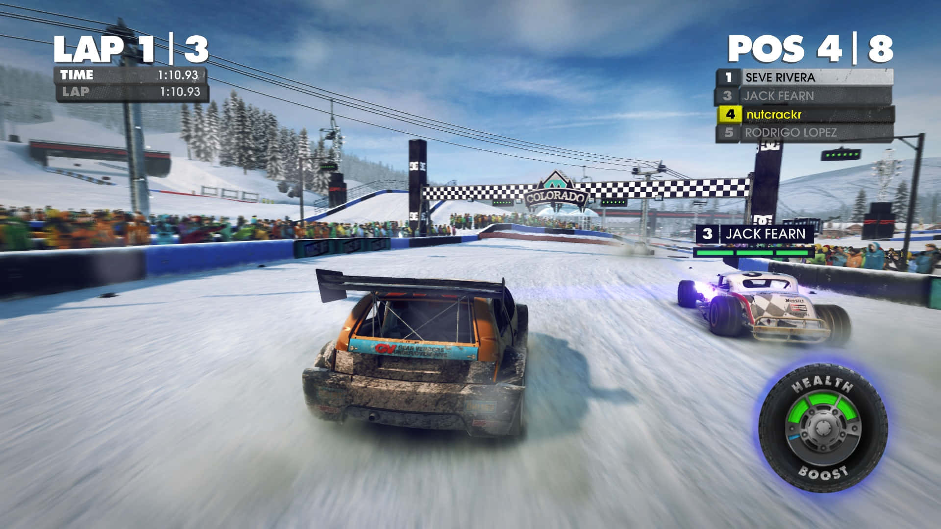 1920x1080 Dirt Showdown 桌布 壁紙 — 兩輛拉力賽車在積雪的山路上比賽，遠處有觀眾和格子旗終點線。