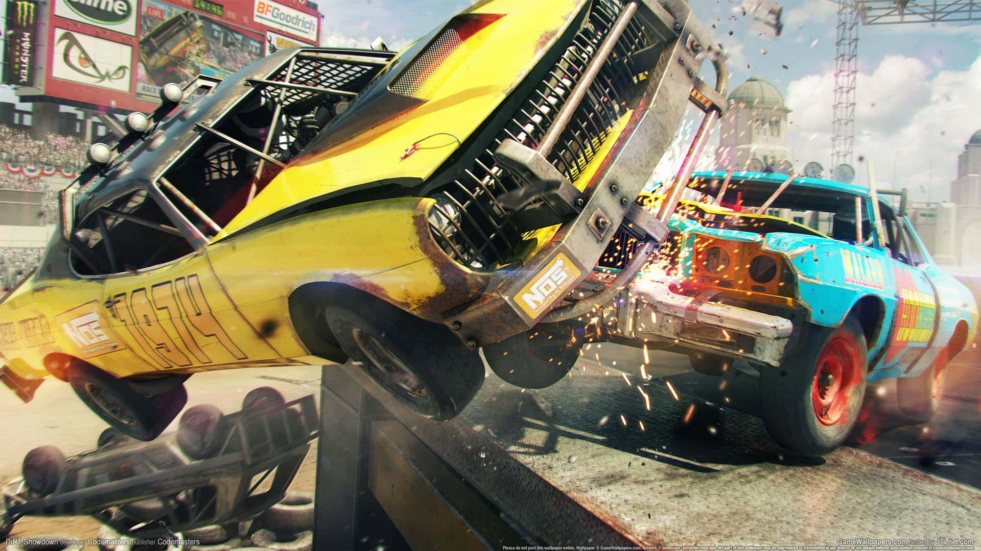 電玩遊戲 桌布 壁紙 — 兩輛損毀的 demolition derby 賽車在體育館內猛烈相撞，火花四濺，觀眾圍觀。